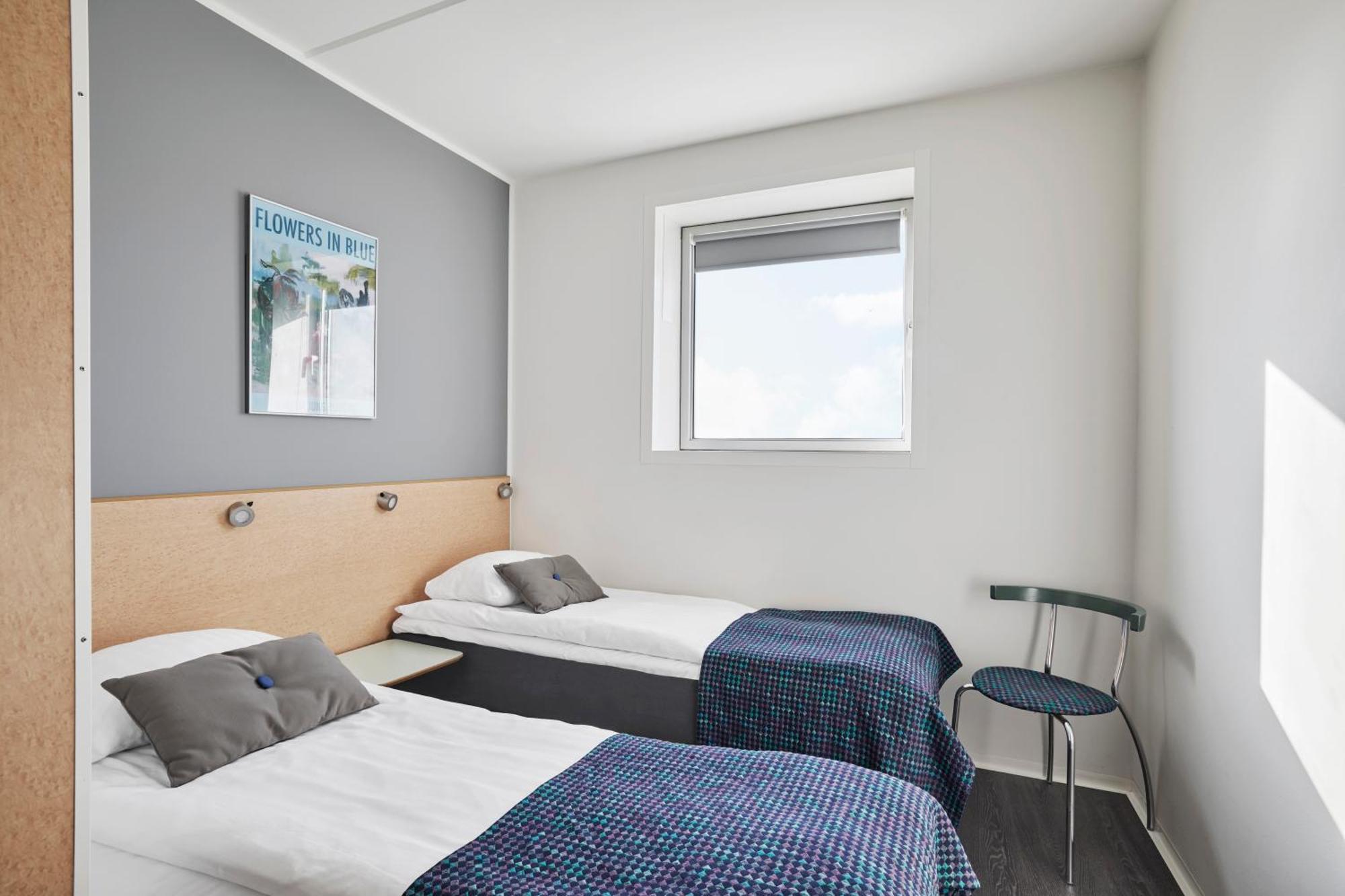 Commodore Room Twin Beds
