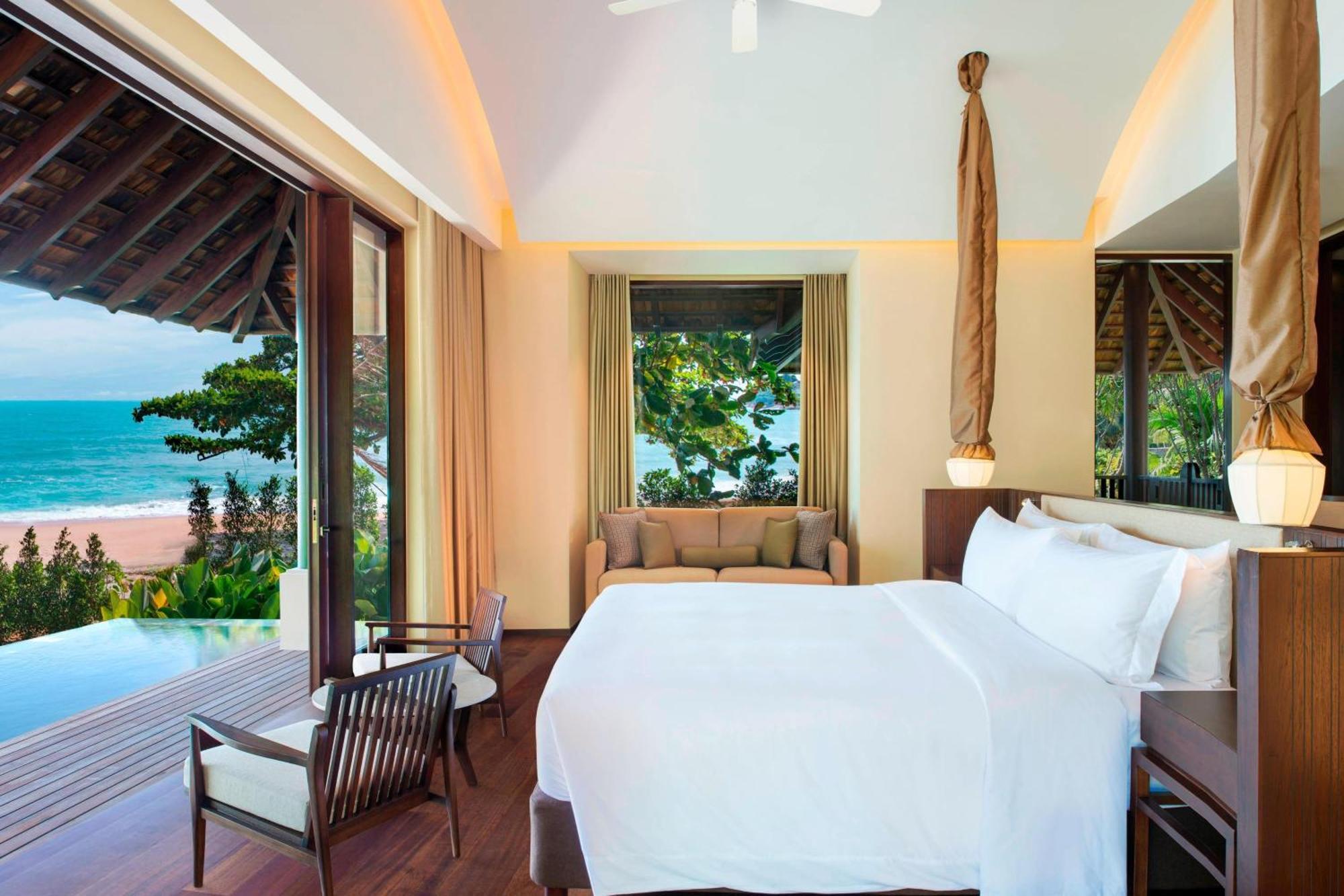 Villa con piscina tropicale, camera con letto king-size e divano-letto