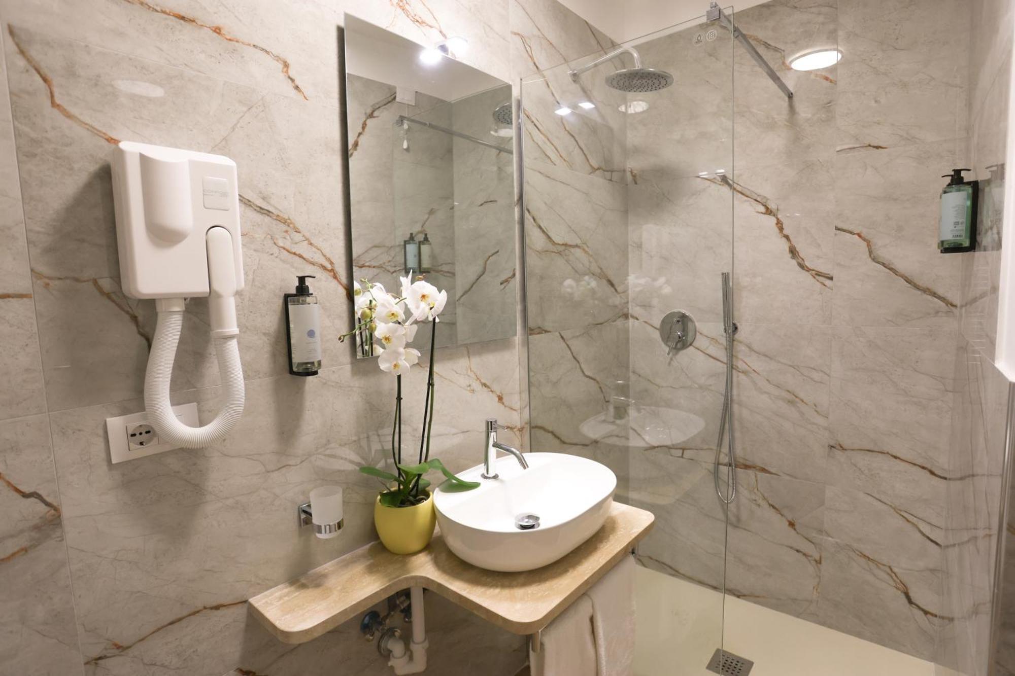 Double Room Ensuite Private Bathroom