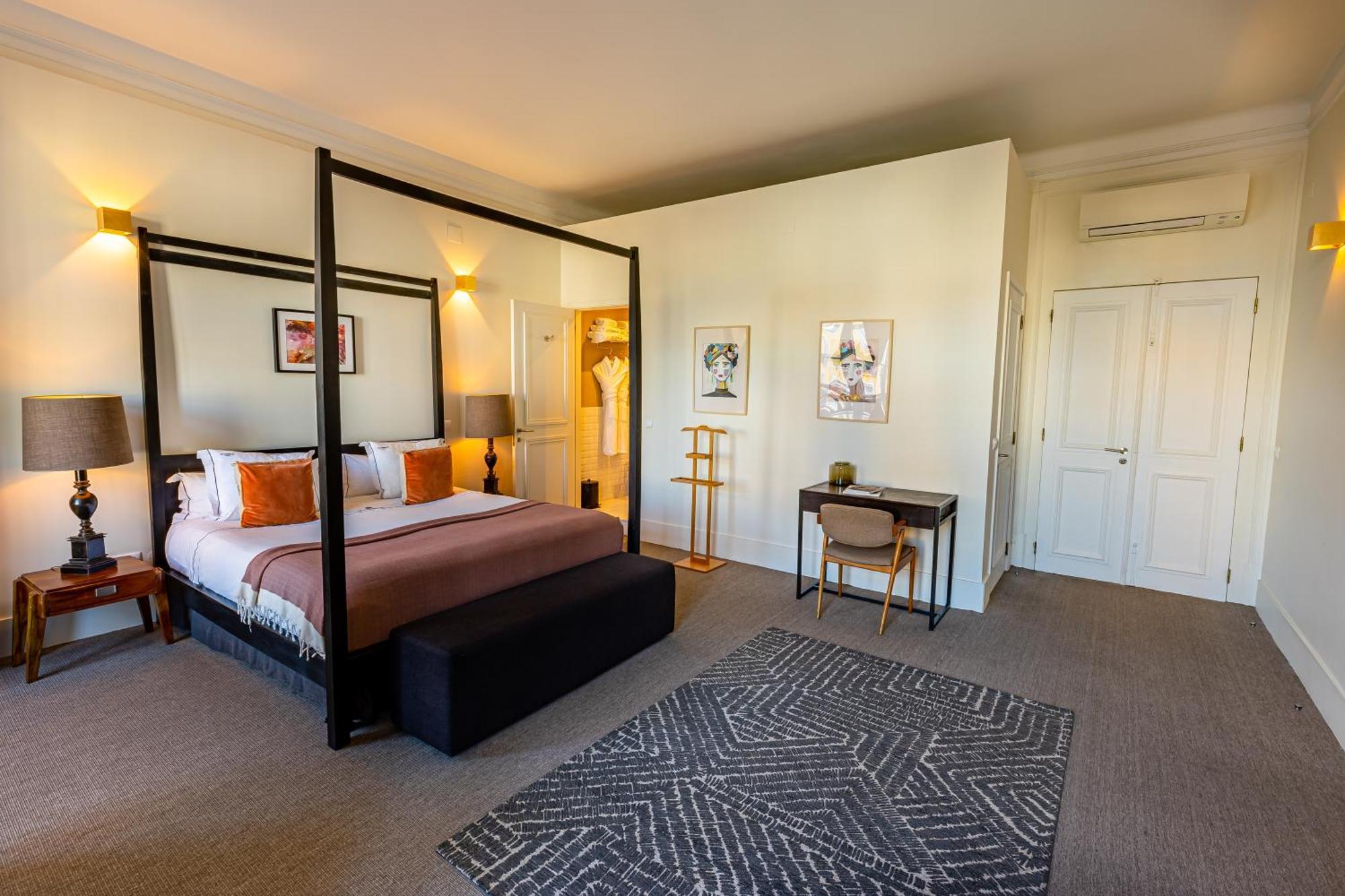 Deluxe Suite Square View
