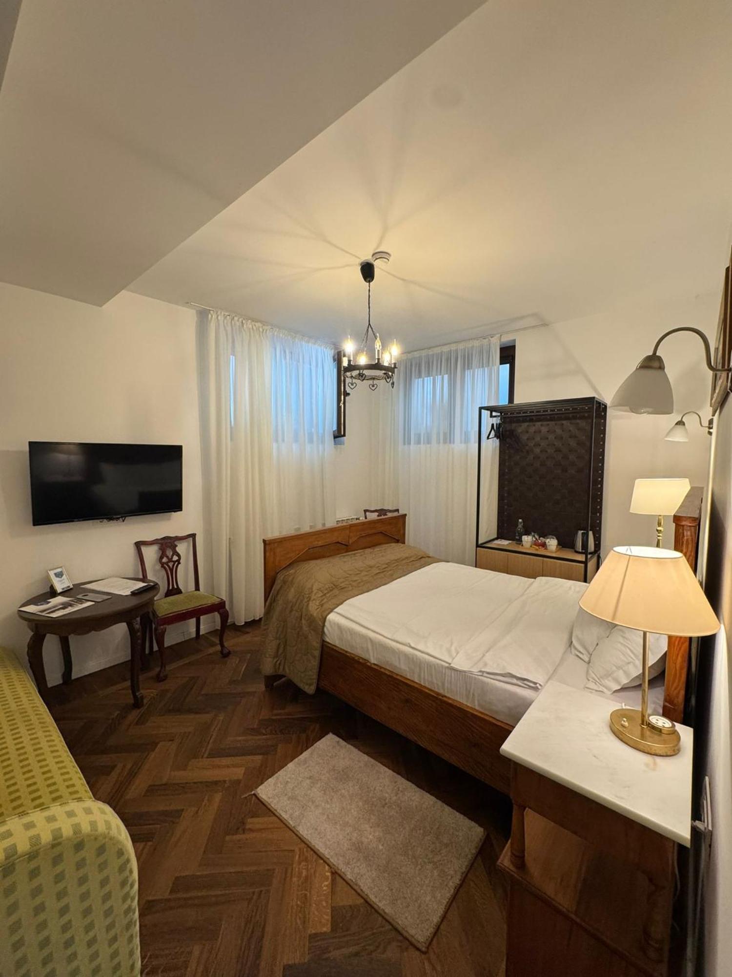 Standard King Room Semi-basement
