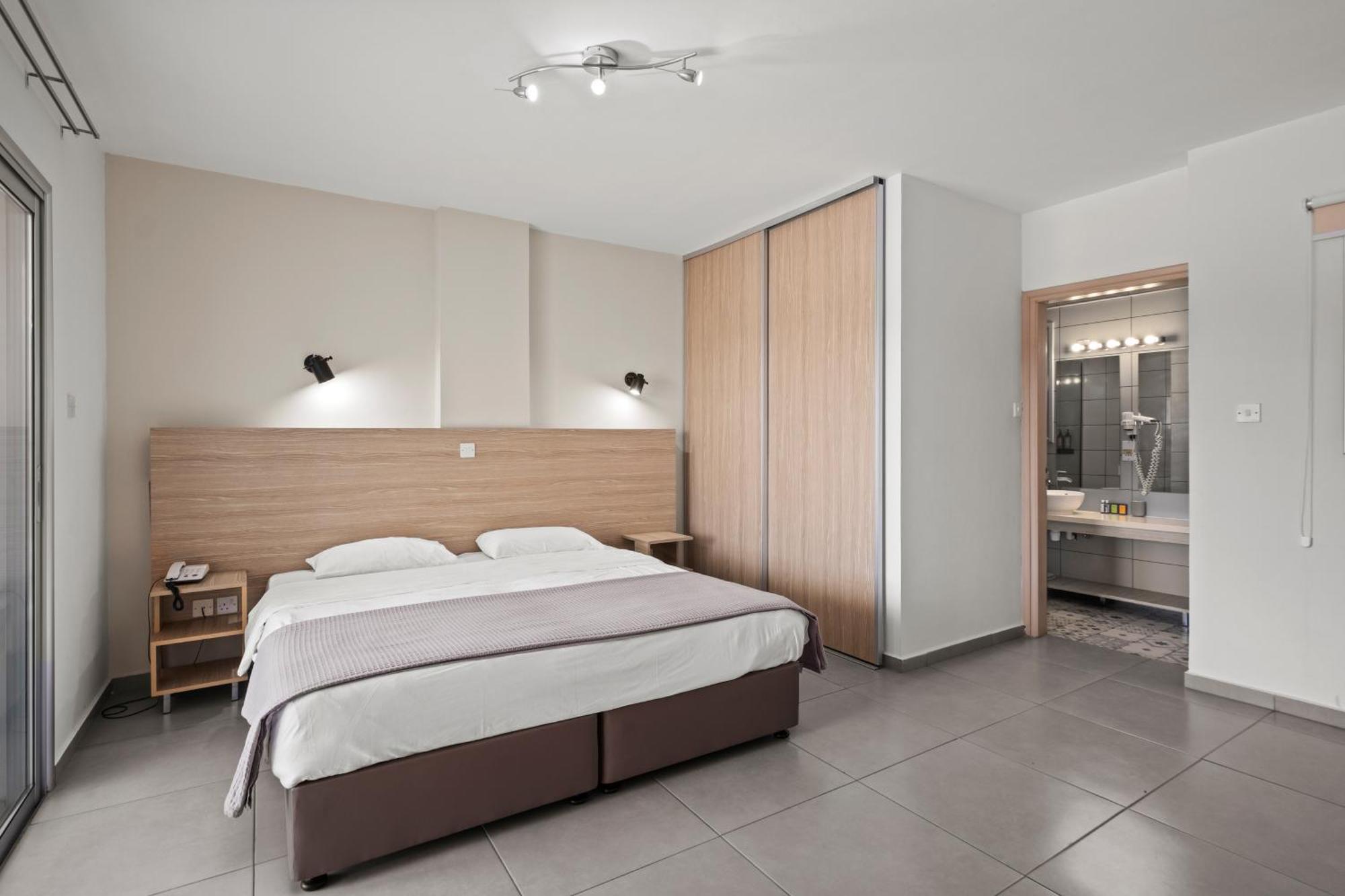 Deluxe One-Bedroom Apartment