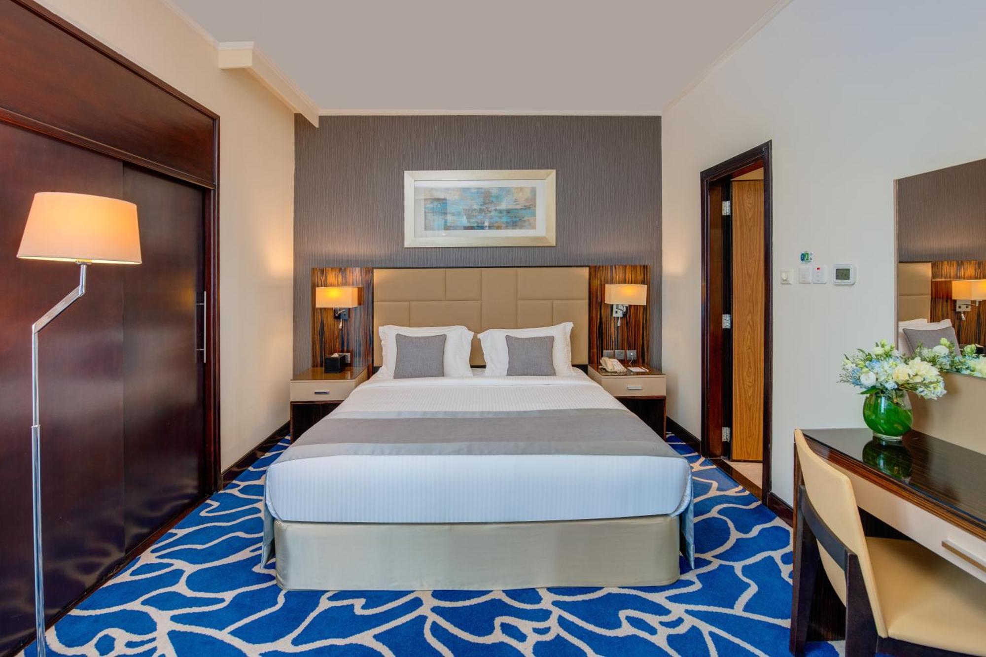 Deluxe One-Bedroom Suite Kitchenette