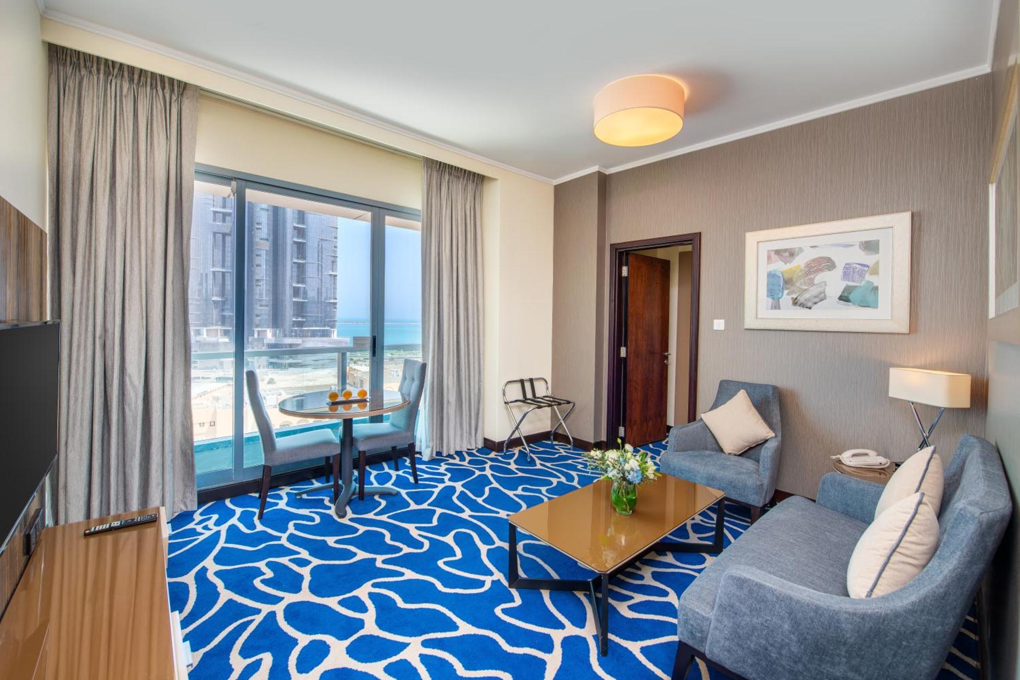 Deluxe One-Bedroom Suite Kitchenette