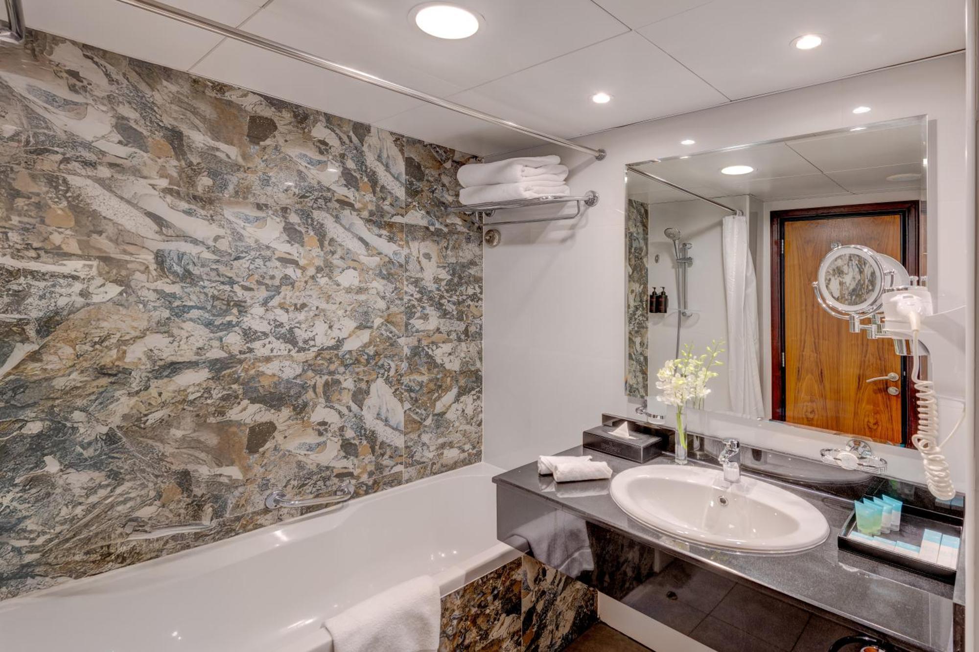 Deluxe One-Bedroom Suite Kitchenette