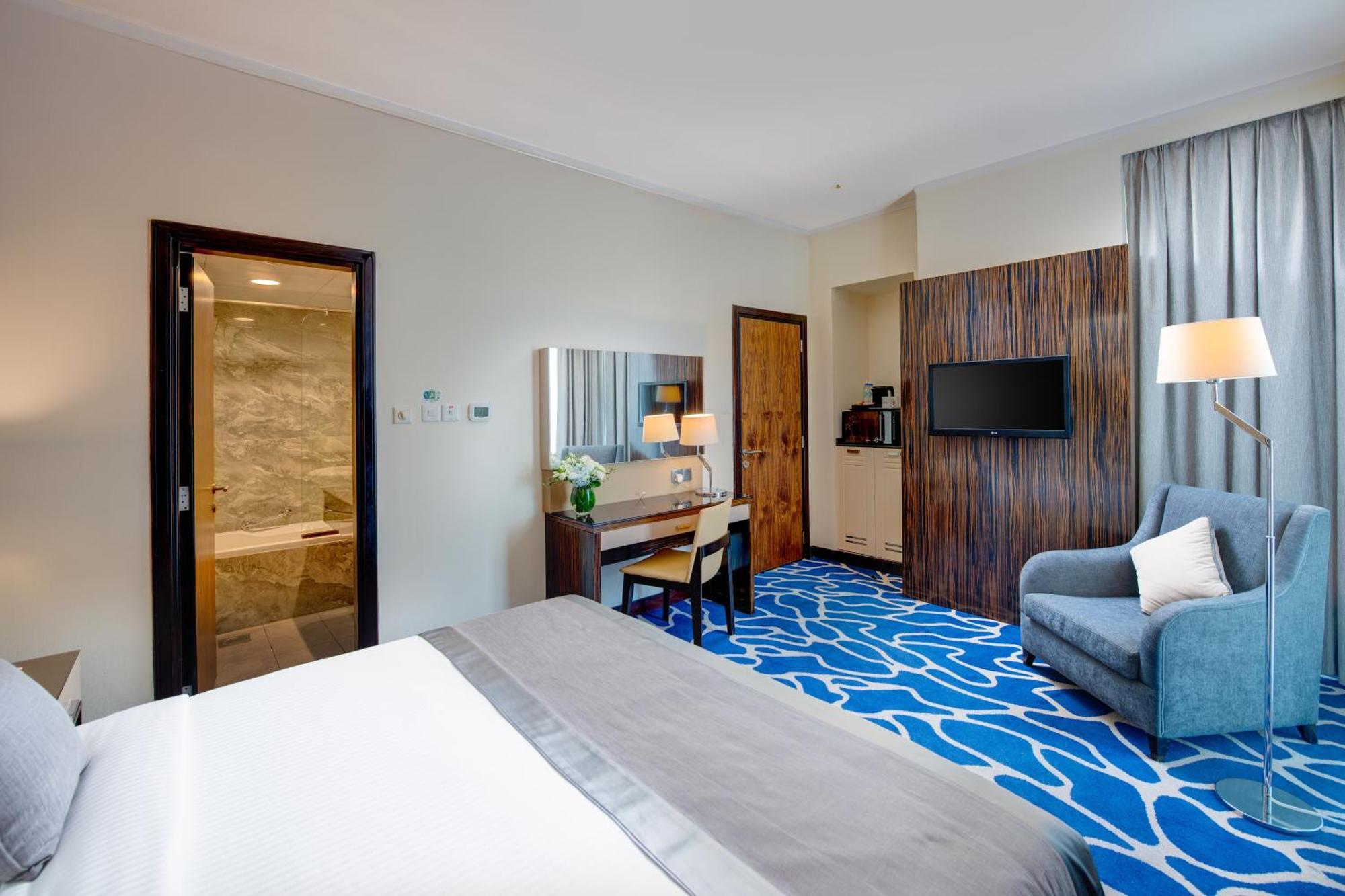 Deluxe One-Bedroom Suite Kitchenette