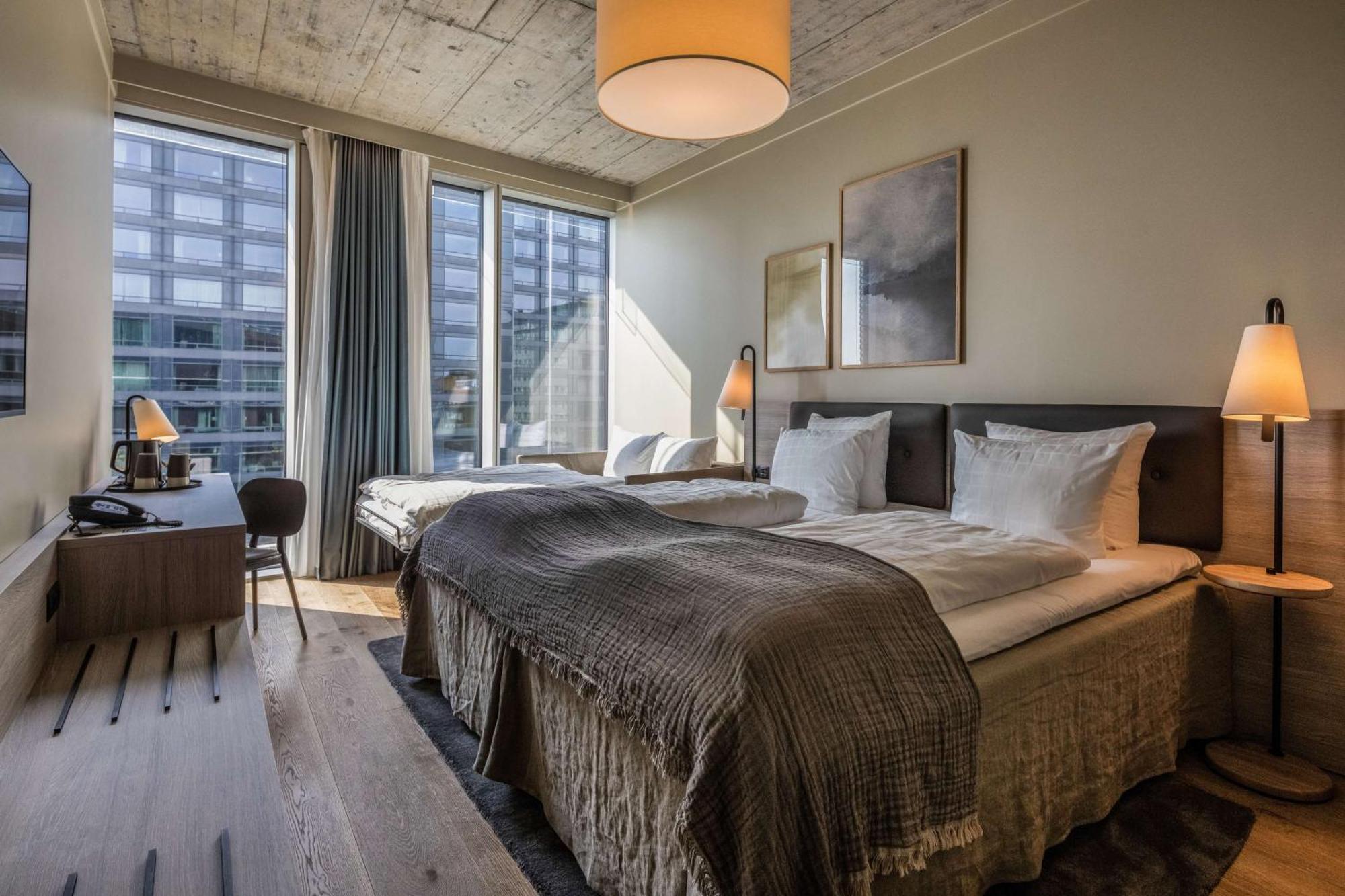Superior King Room Wellness pool access