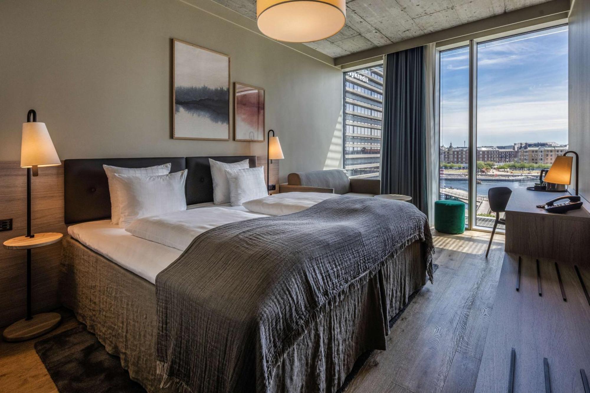 Superior King Room Wellness pool access