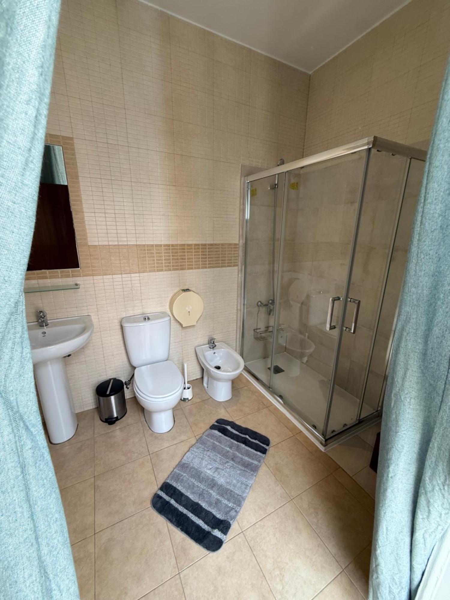 Double or Twin Room Private Bathroom