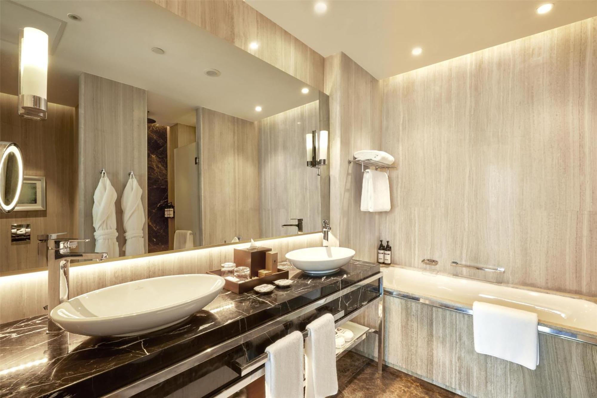 Regency King Suite with Sea View - Club Access
