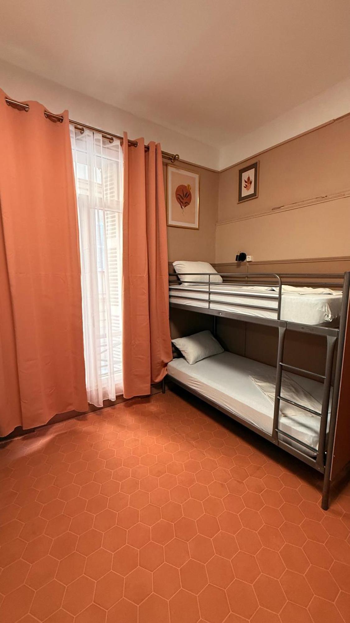Posto Letto in Dormitorio Femminile