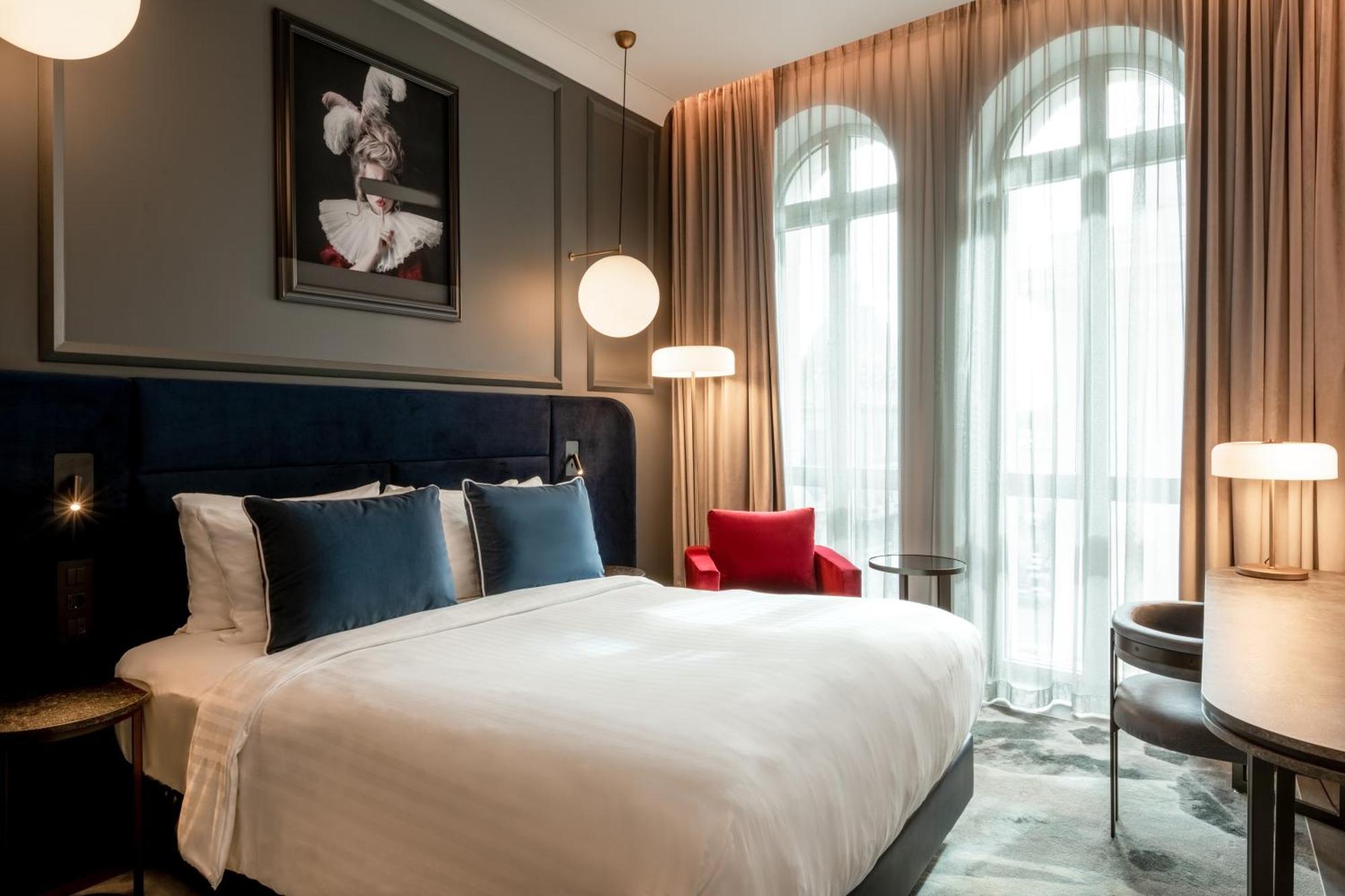 Silver Guest Room 1 King