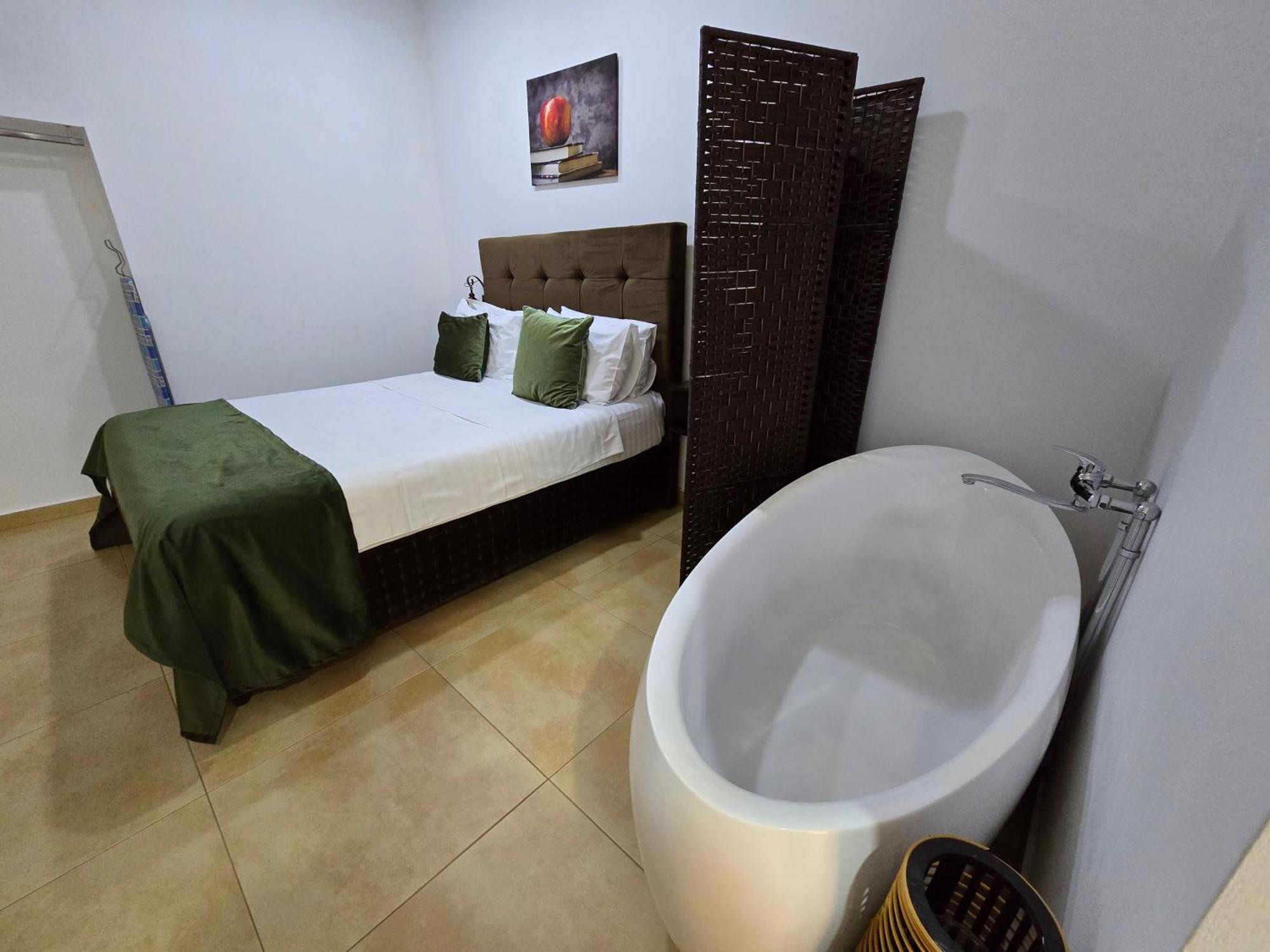 Room 2 Deluxe double en-suite freestanding bath 1 car space