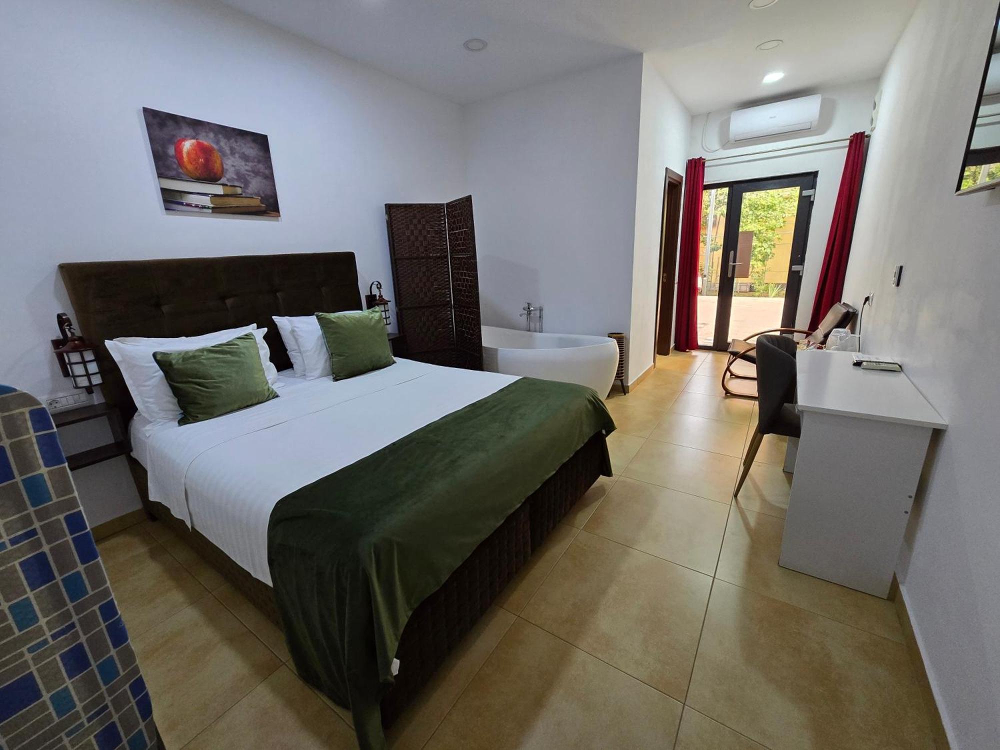 Room 2 Deluxe double en-suite freestanding bath 1 car space