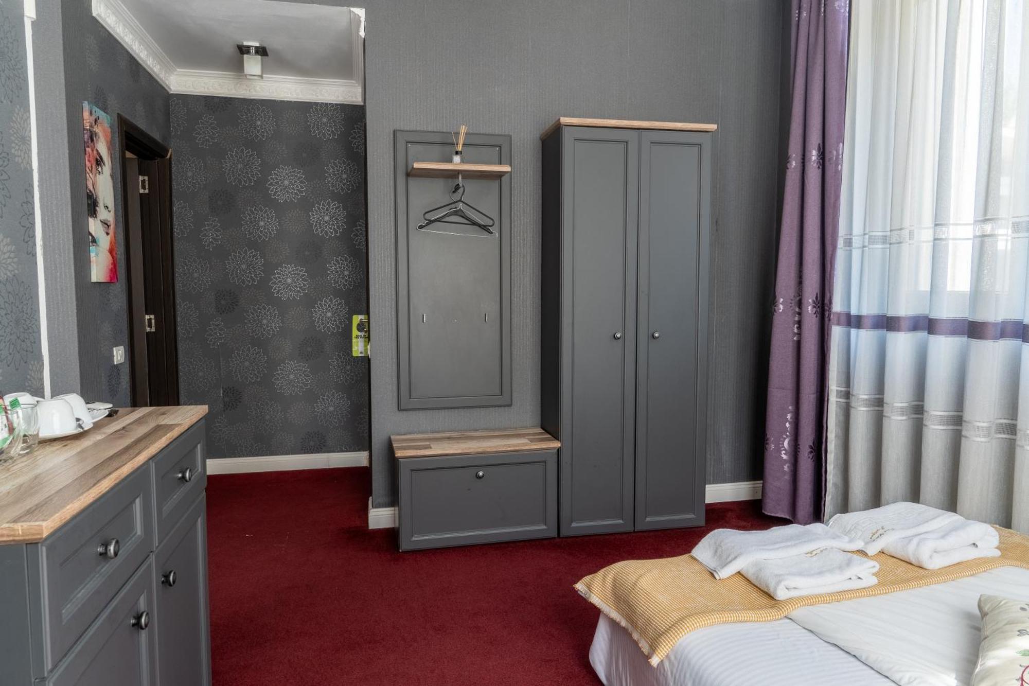 Deluxe King Suite
