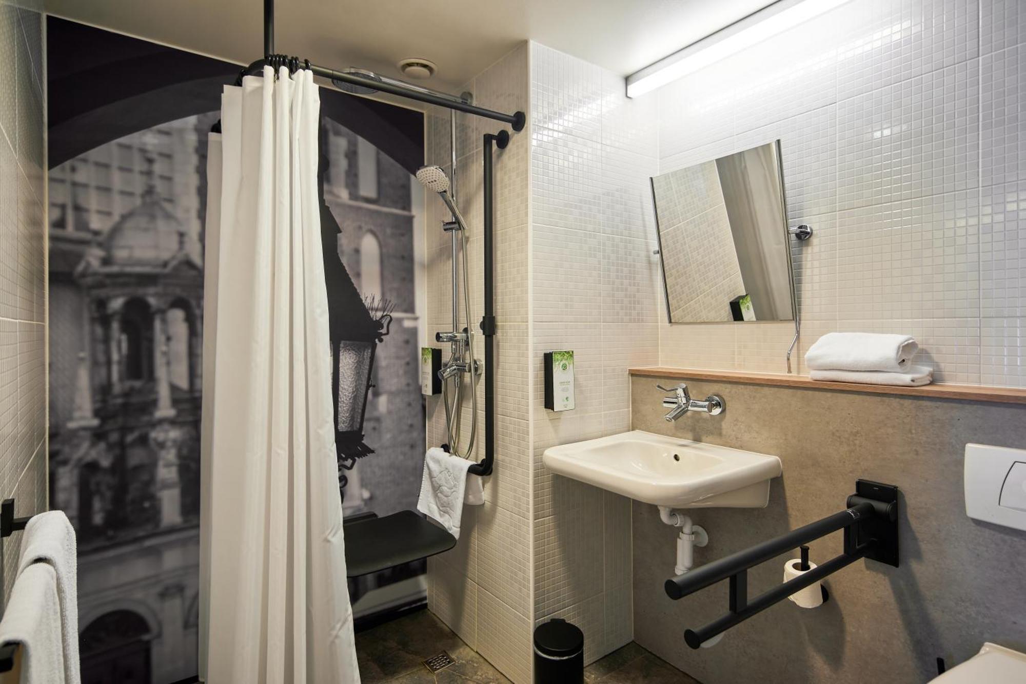 Standard Room 1 Queen Bed