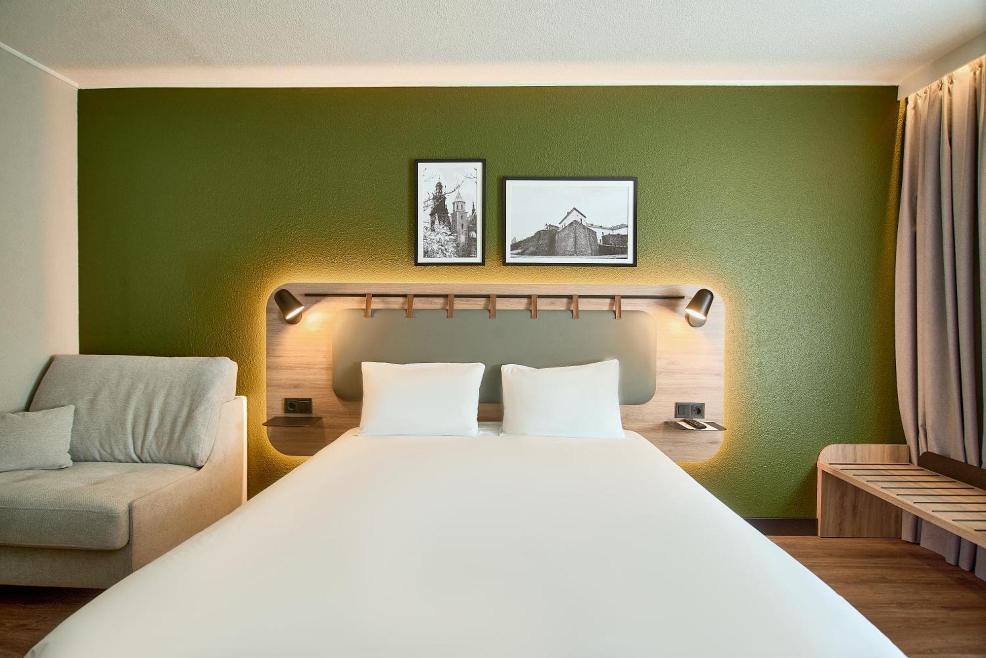 Standard Room 1 Queen Bed