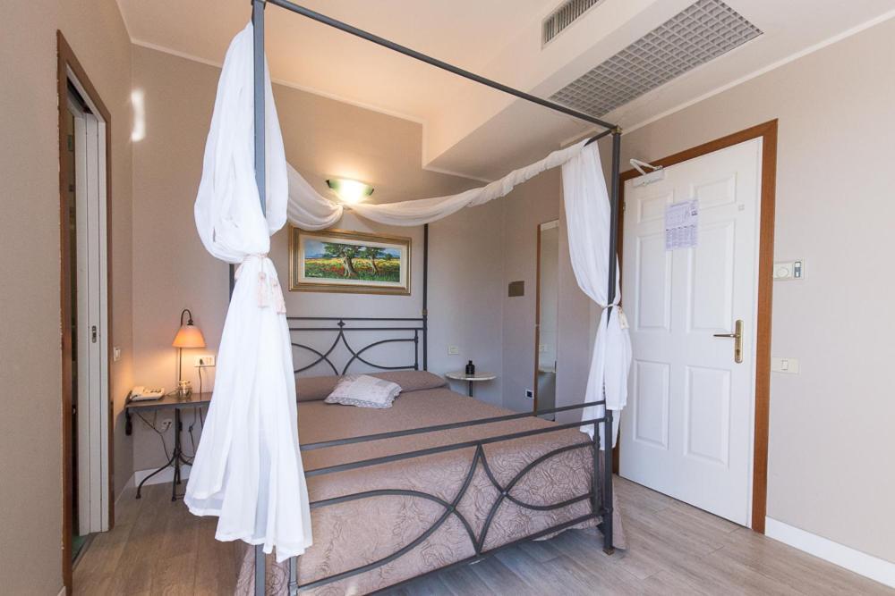 Double Room with Balcony and Sea View,1695328392:JPEG