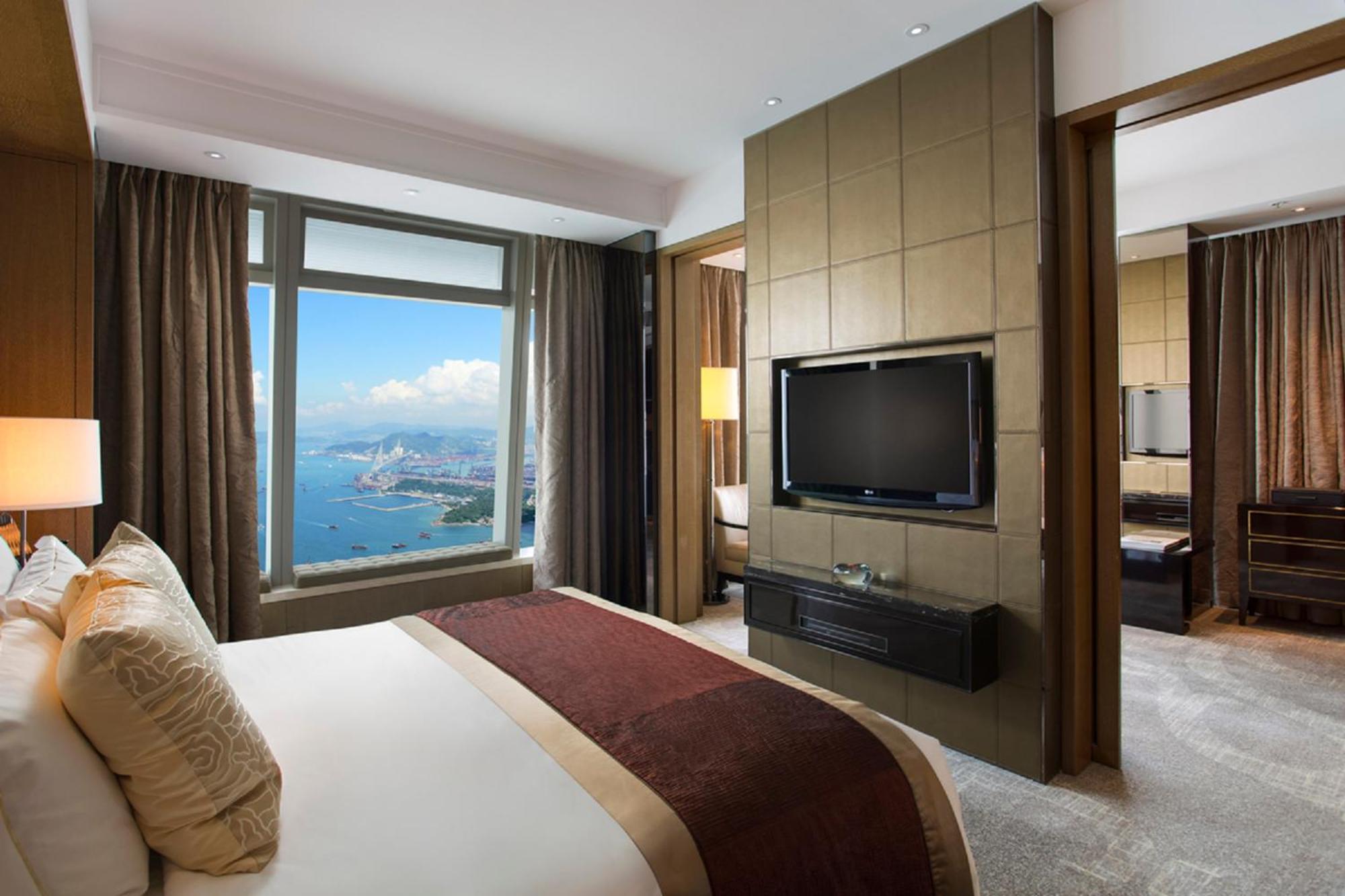 One-Bedroom Family King Suite Club Level Sea View