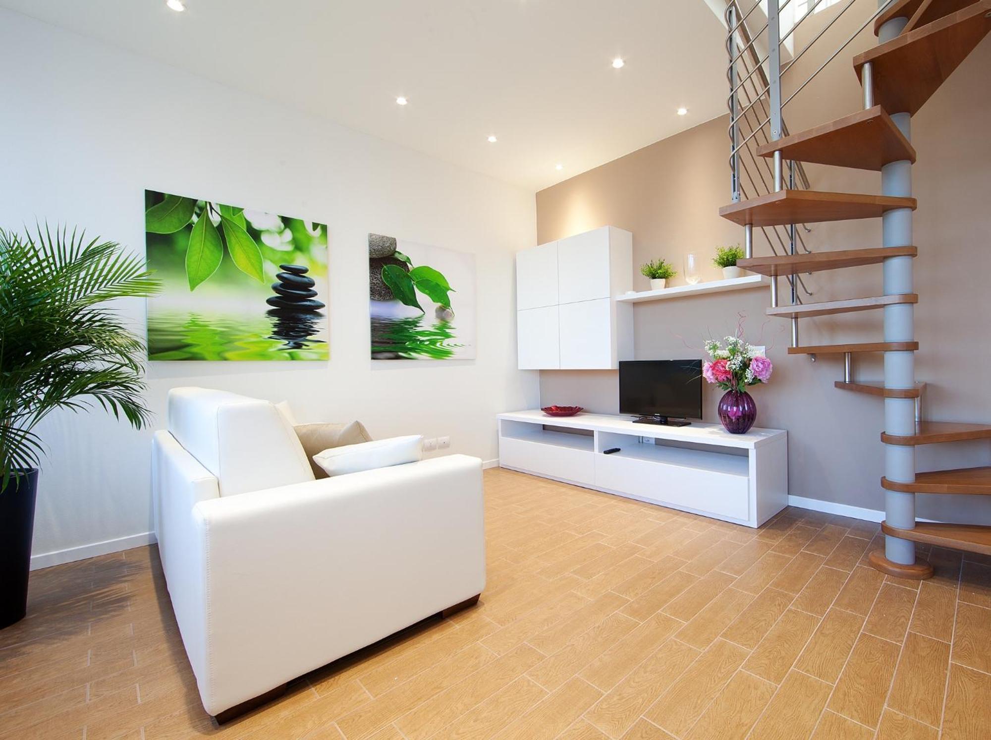 Deluxe One-Bedroom Apartment