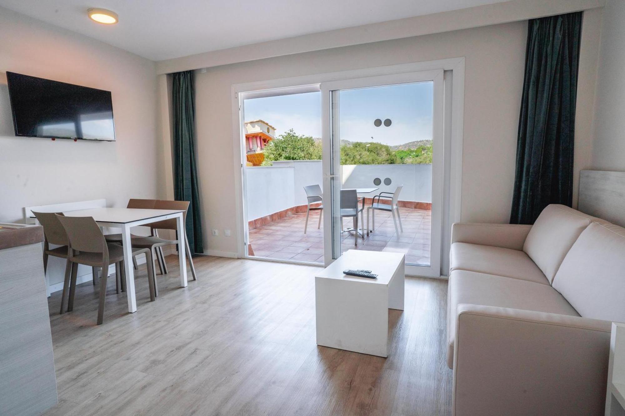 Deluxe One-Bedroom Apartment Solarium