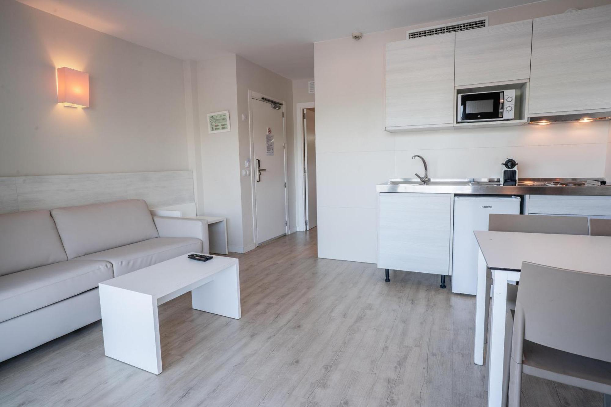 Deluxe One-Bedroom Apartment Solarium