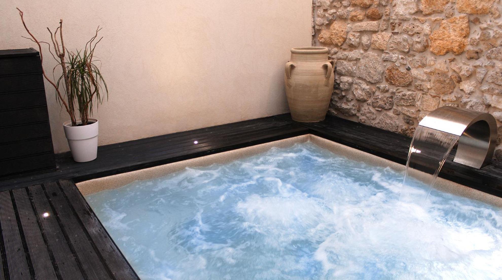 Deluxe Suite Heated Spa Bath