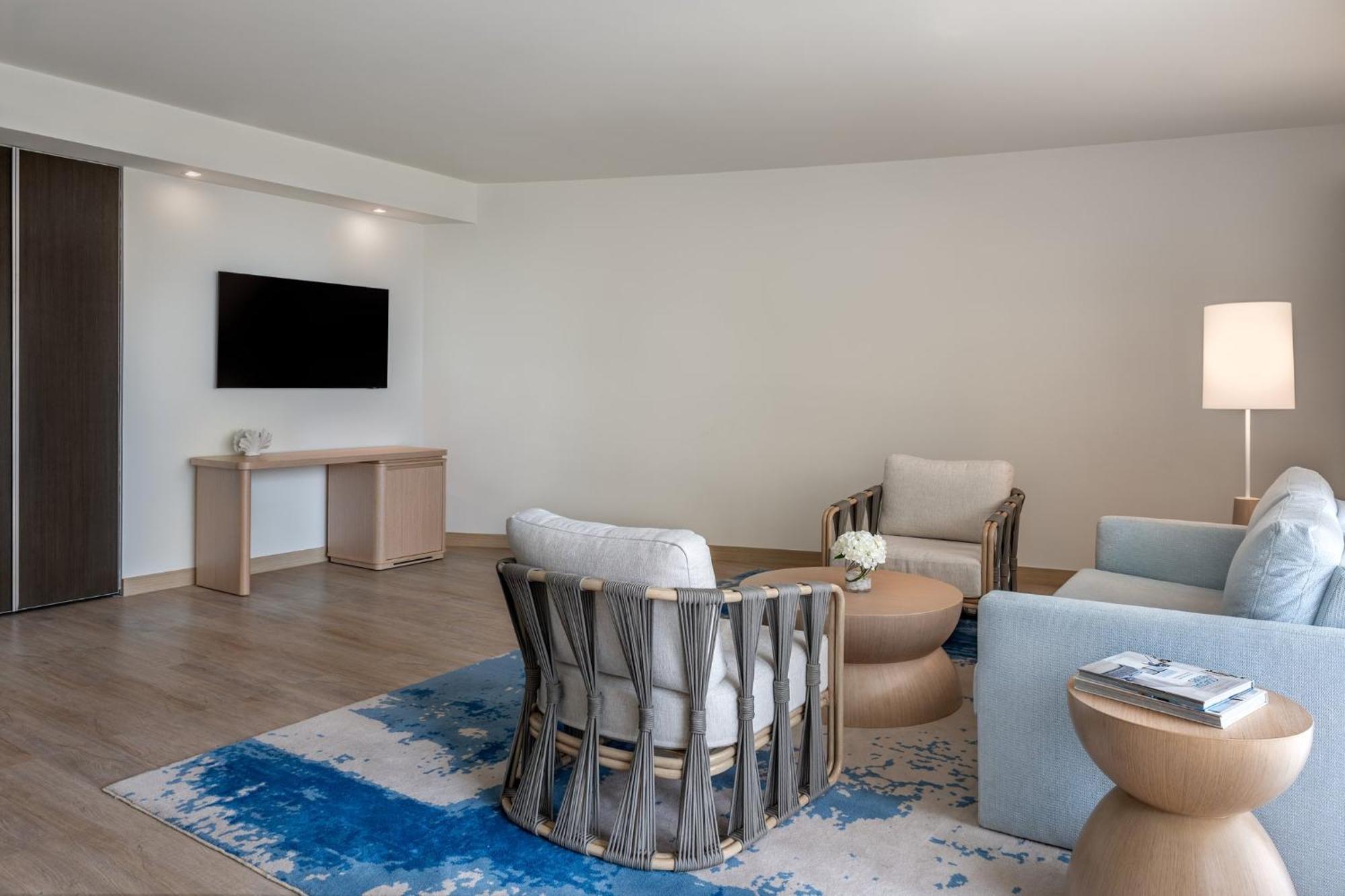 One-Bedroom Suite Plaza View Balcony Theme Park Access