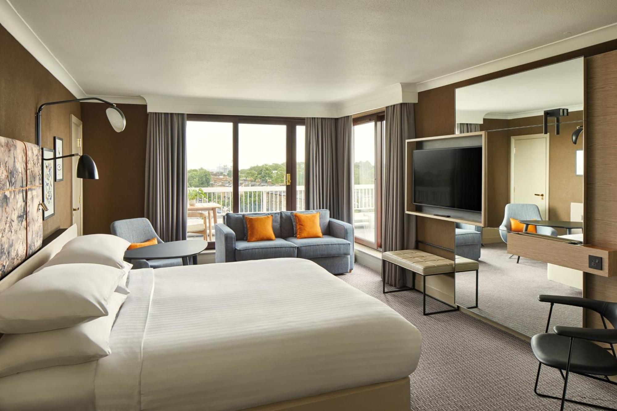 Junior Suite M Club Lounge Access