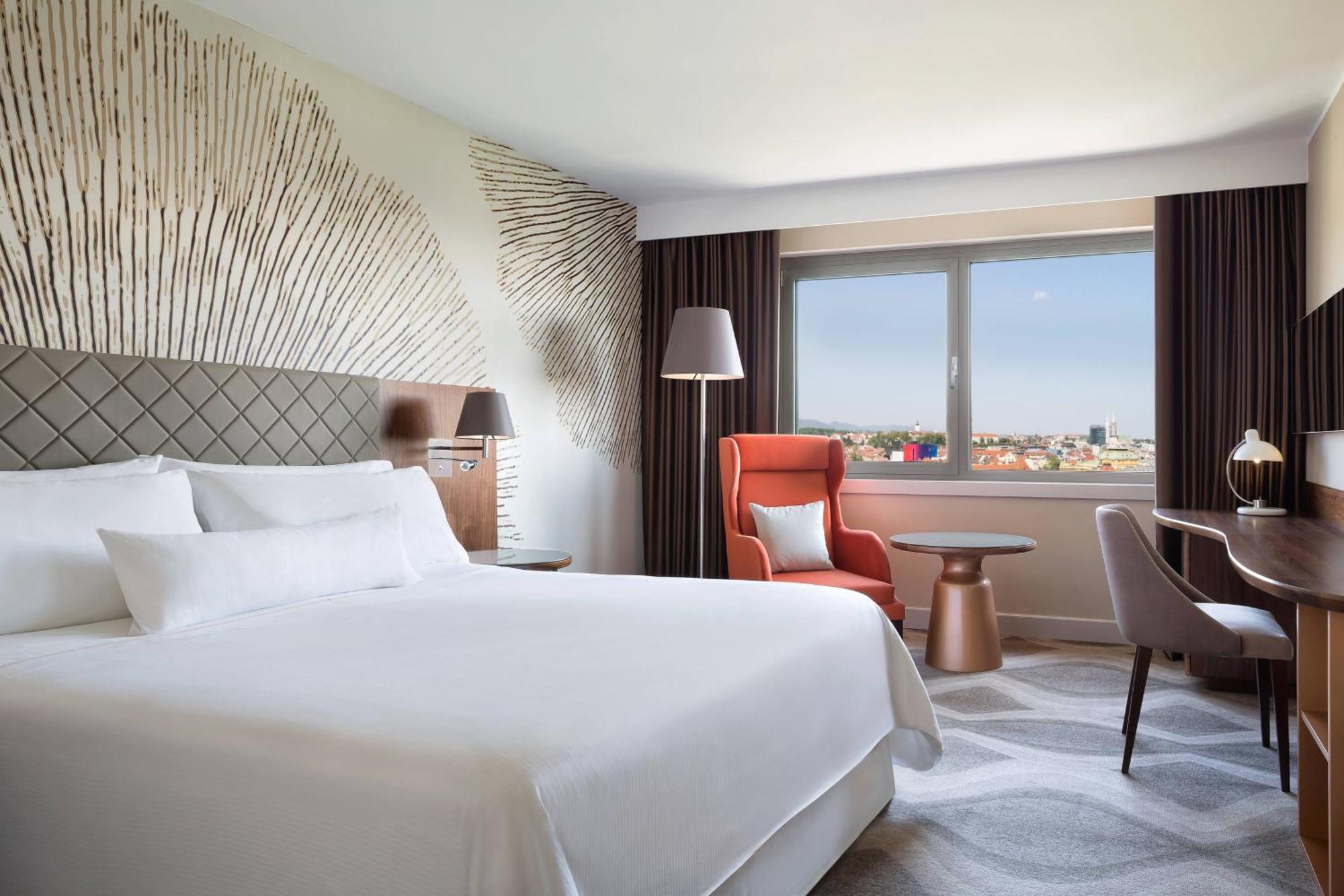 Deluxe Queen Non Smoking Guest room 1 Queen City view