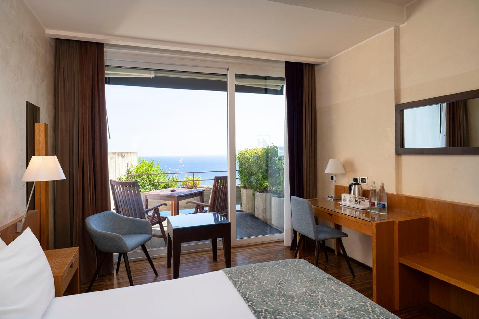 Camera Superior Matrimoniale/Doppia con Letti Singoli con Balcone e Vista Mare Premium