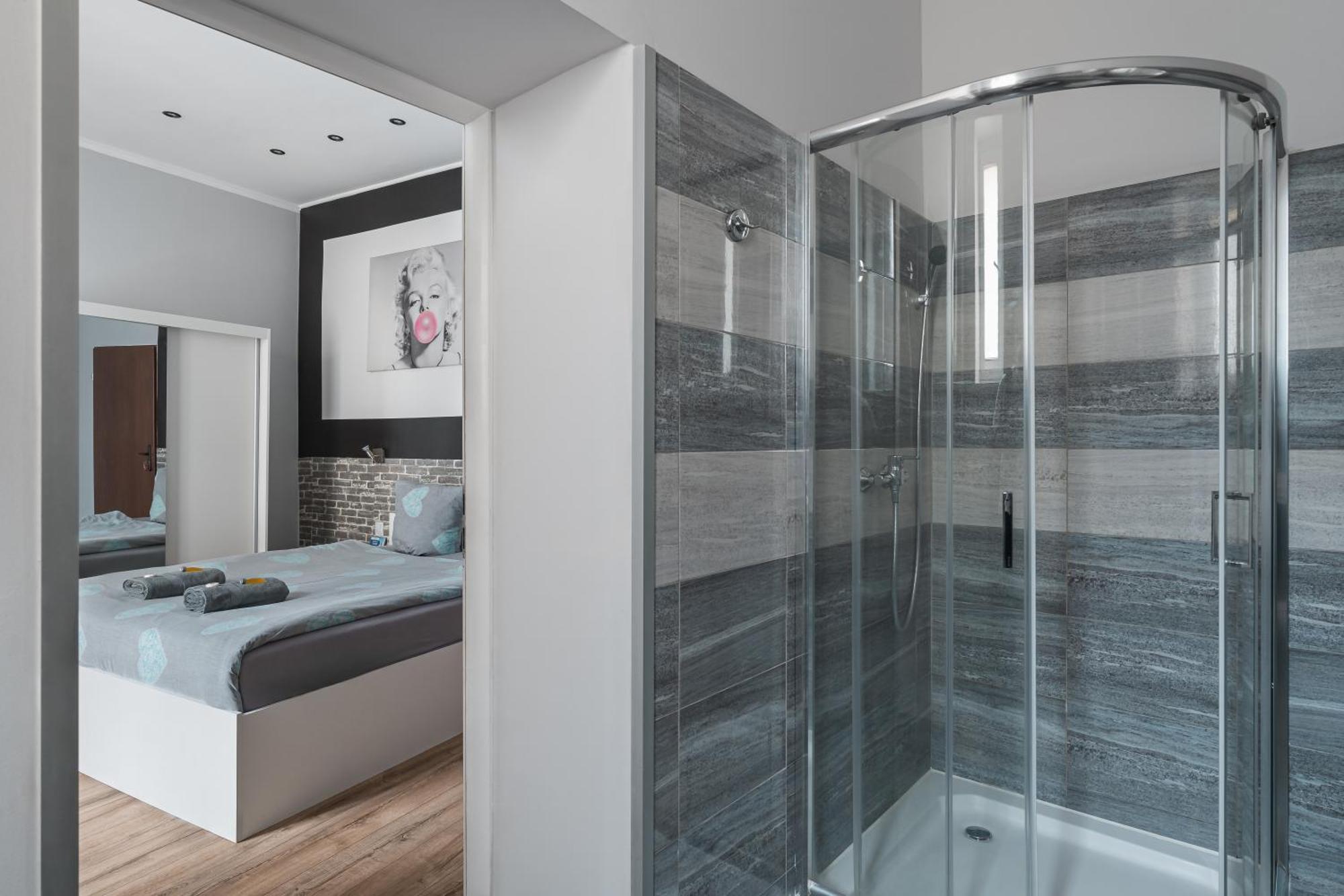 Deluxe Double Room Shower