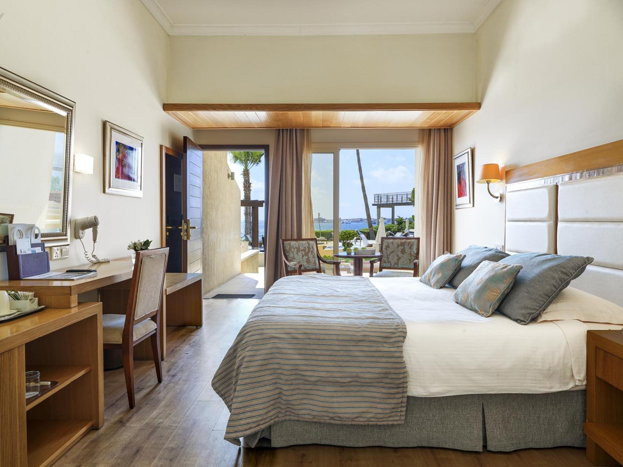 Superior Cabana Garden-Sea View 18 years old