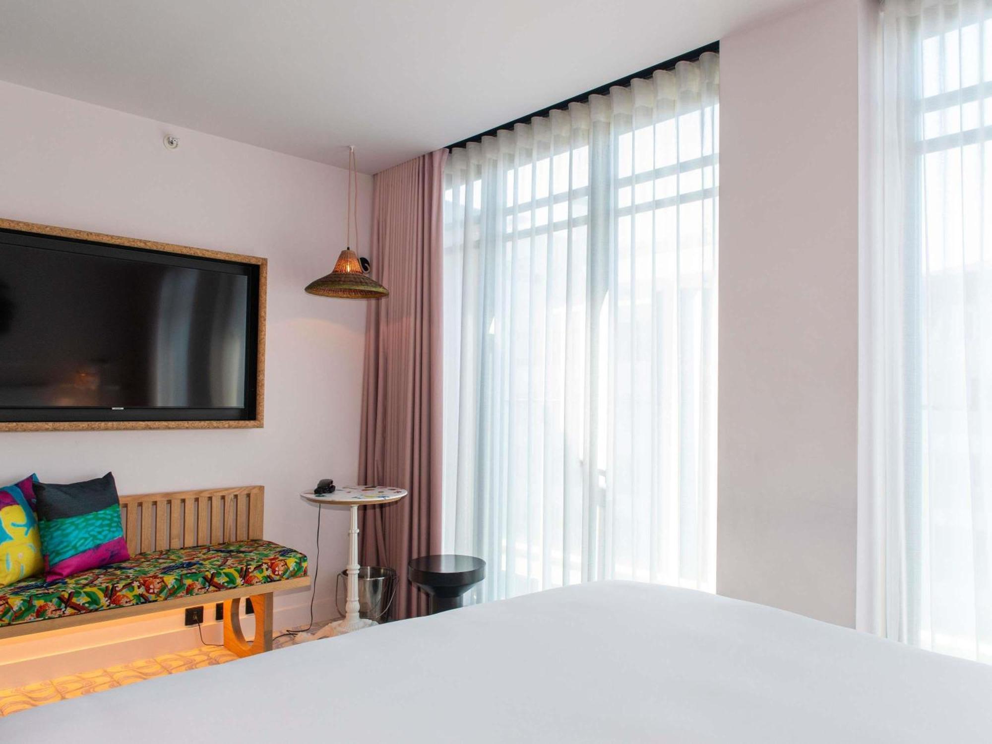 Medium Mama Double Room King Bed Balcony Avenue View