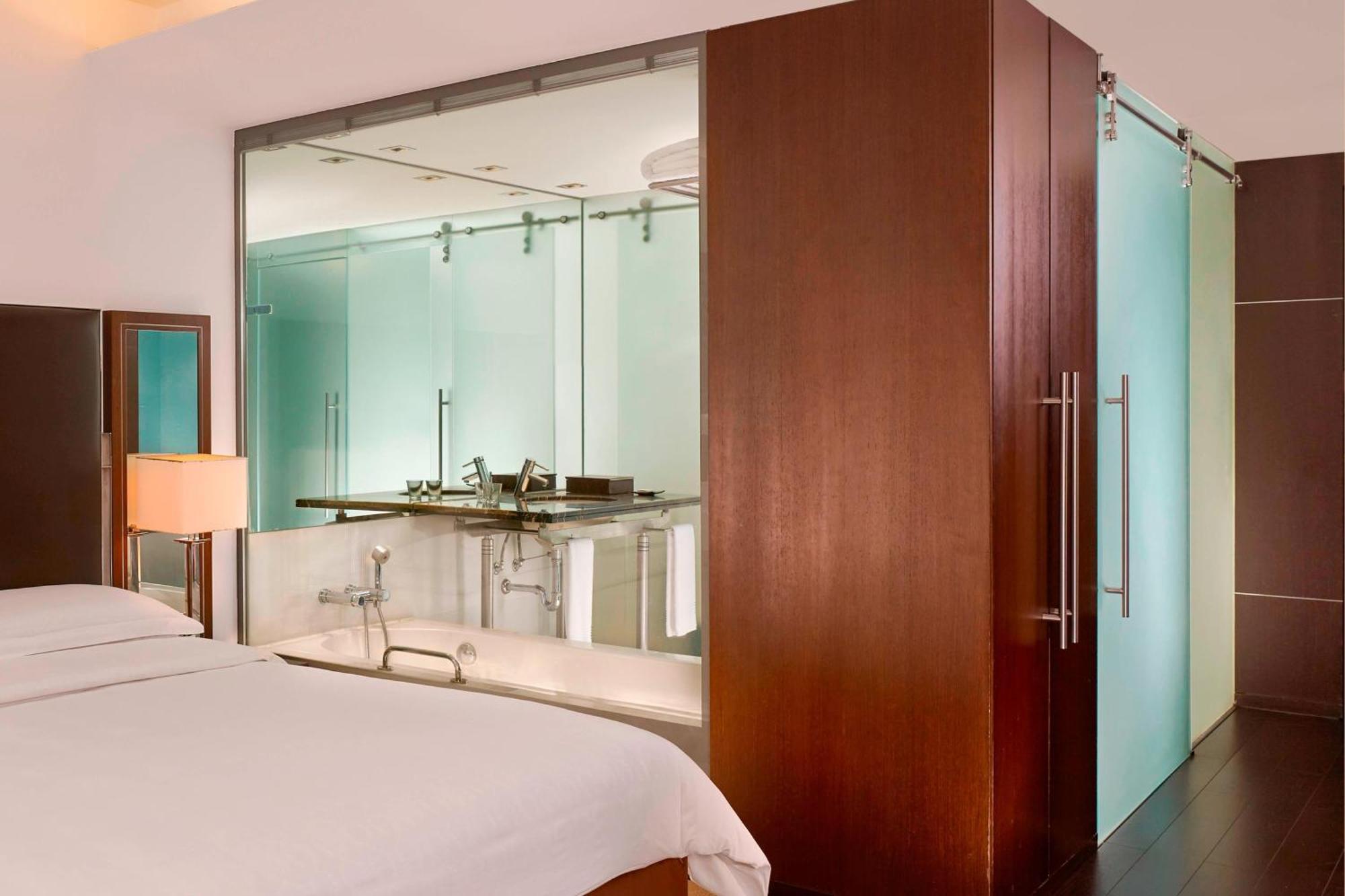 Premium Deluxe Guest room 1 Queen Mid floor