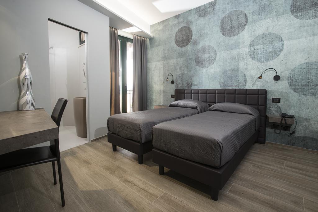 Due Camere Matrimoniali Comunicanti con Balcone