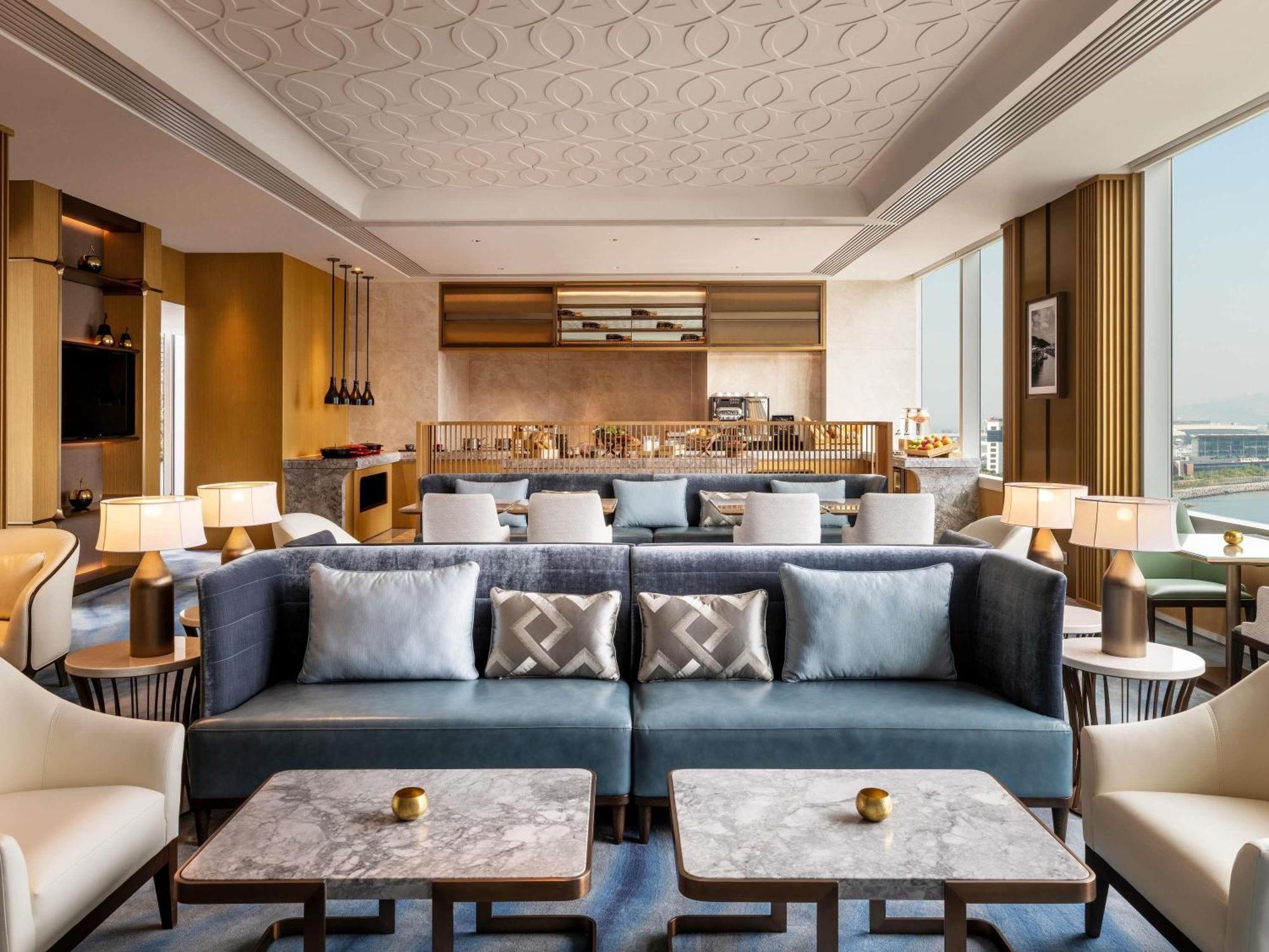 Sunset Suite 1 King Size Bed Lounge Access Corner Suite panoramic view