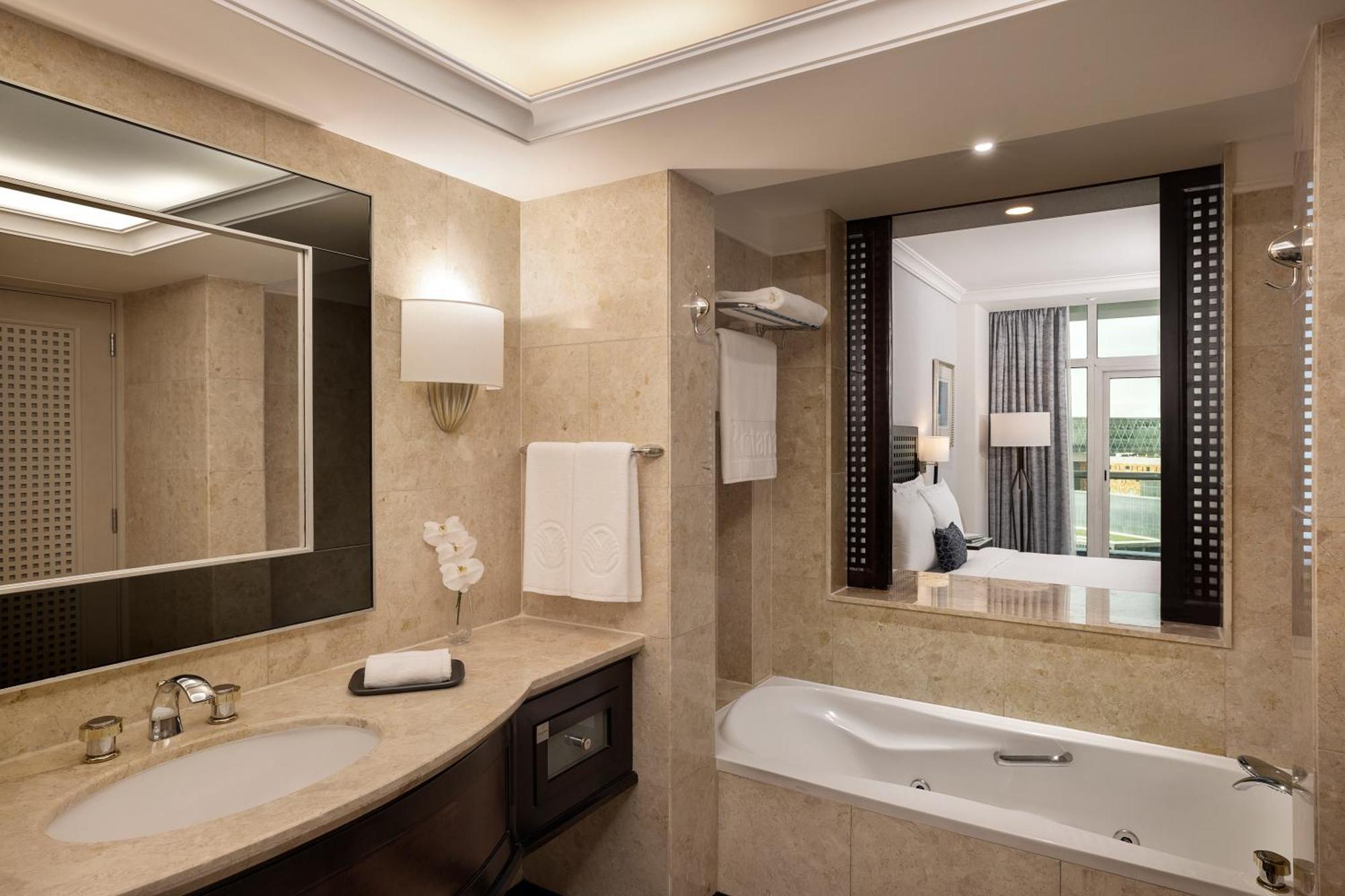 Spacious Sea View Room Balcony Lounge Access Twin Bed