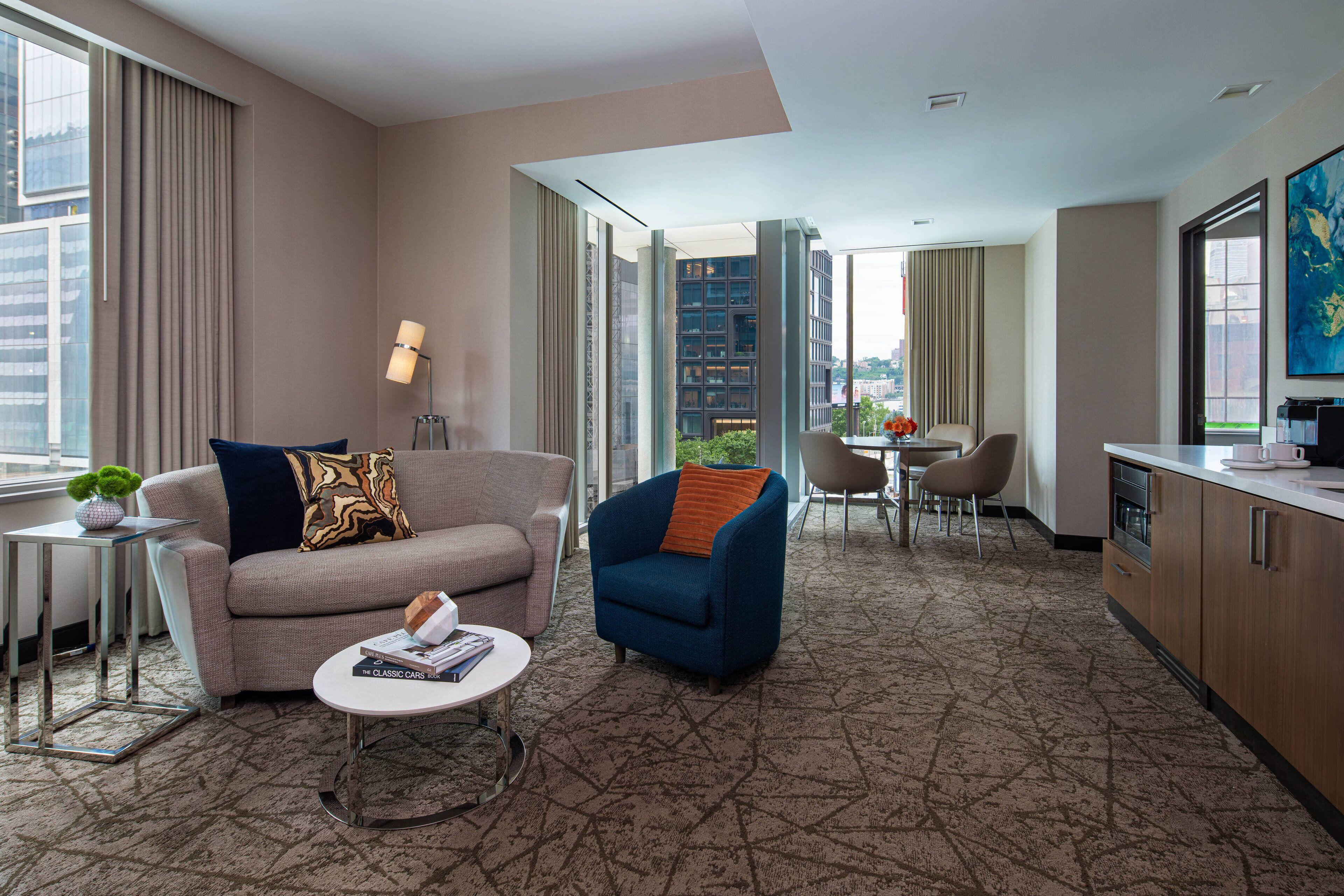 Suite King con 1 Camera da Letto, Divano Letto e Vista Città - Piano Alto