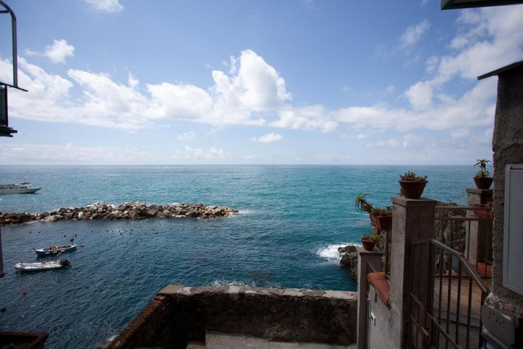 Camera Matrimoniale con Balcone e Vista Mare