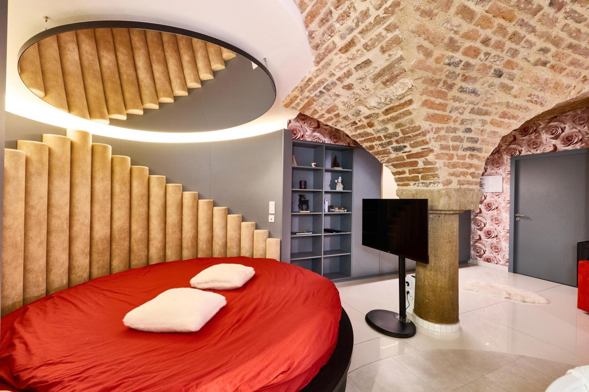 Suite de la Rose without windows