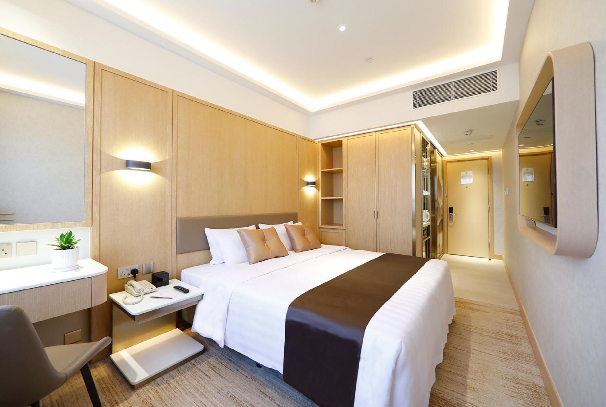 Club Floor City Vista King Room