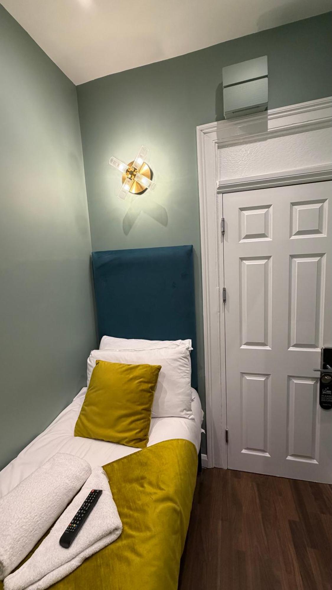 Small Single Room,1742603388:JPEG