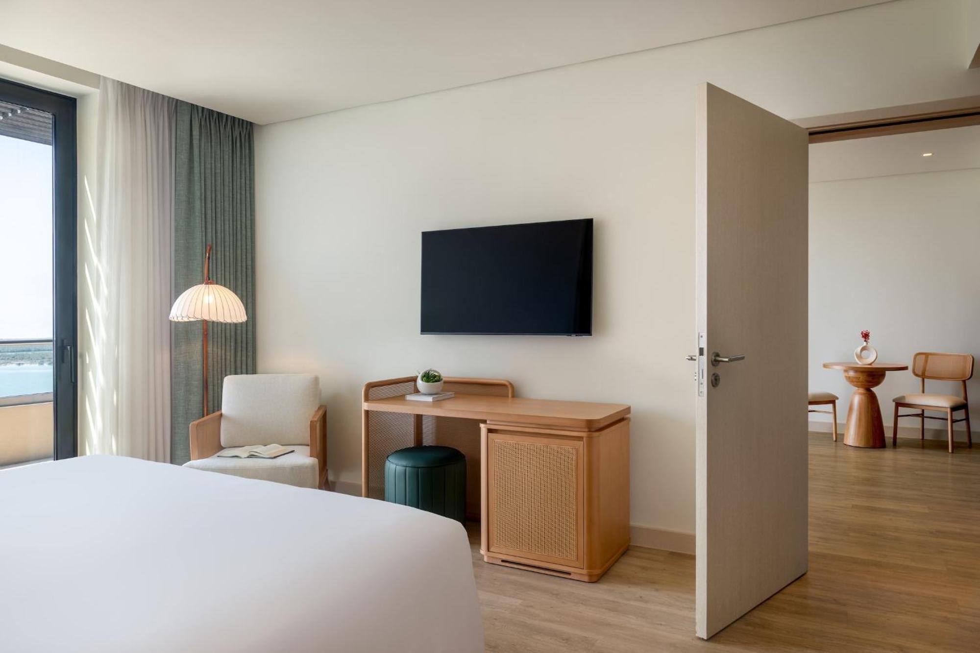 One-Bedroom Suite Sea View Balcony Theme Park Access