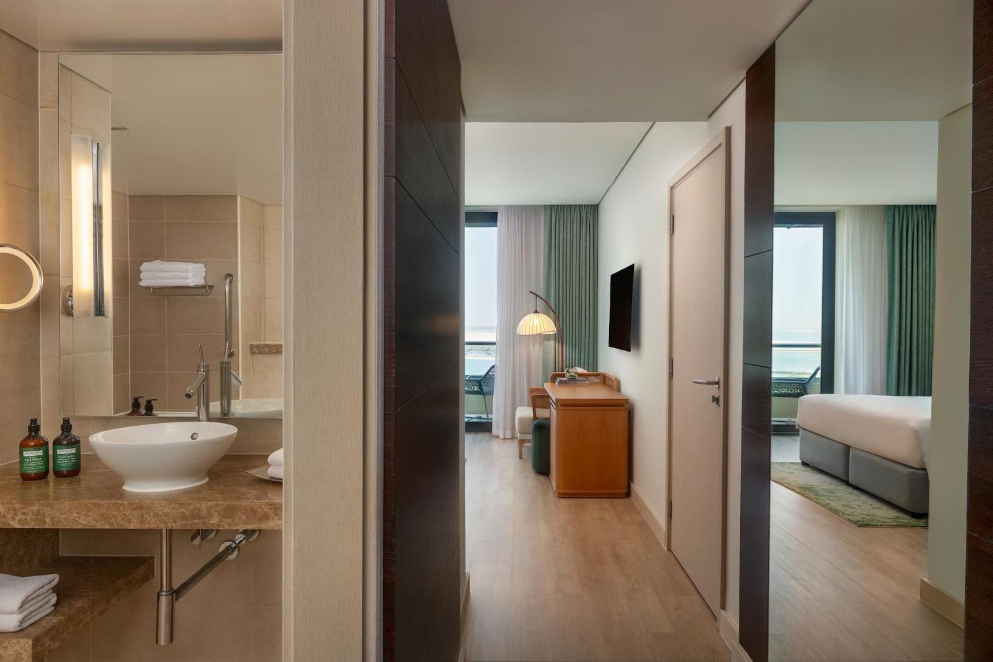 One-Bedroom Suite Sea View Balcony Theme Park Access