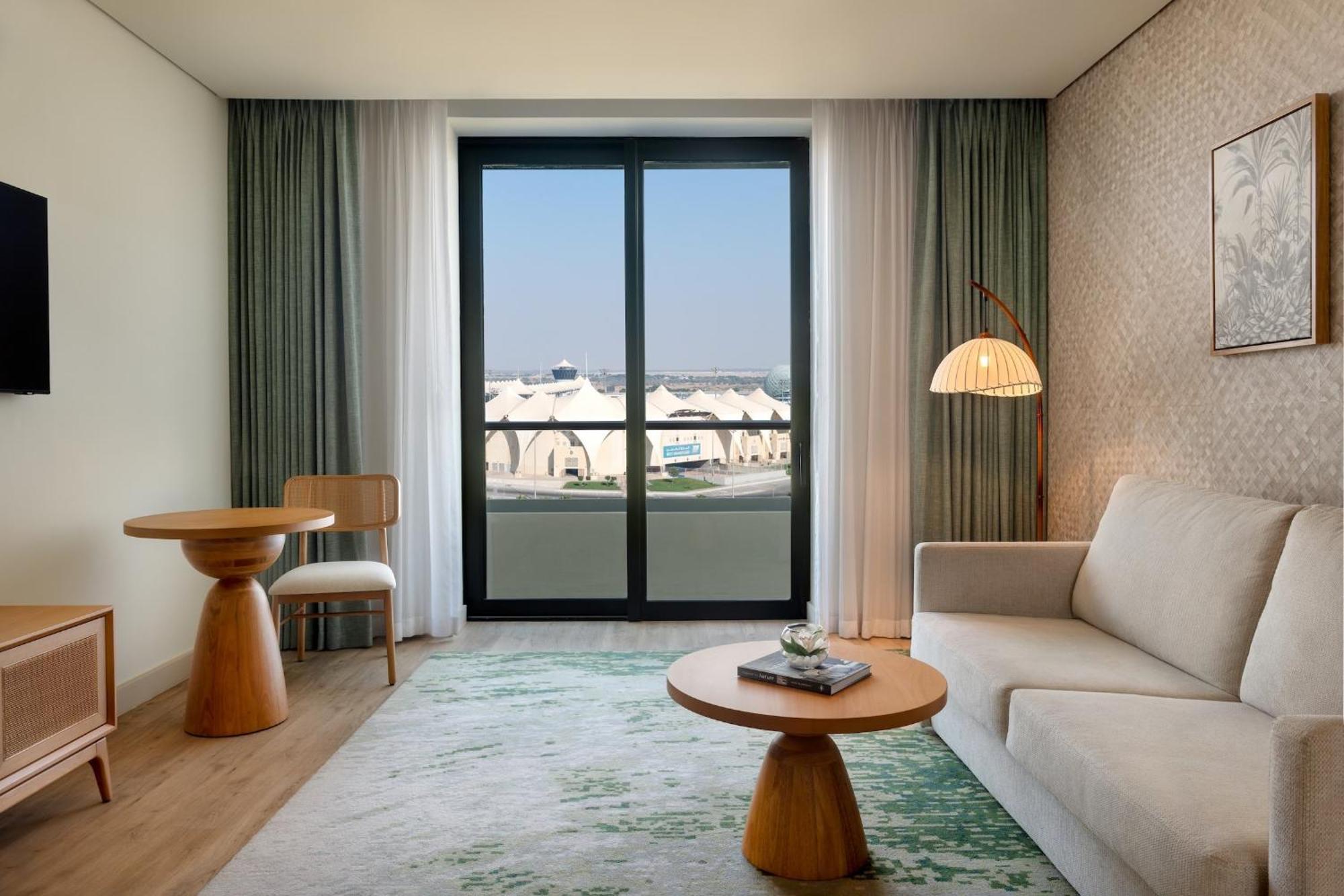 One-Bedroom Suite Plaza View Balcony Theme Park Access