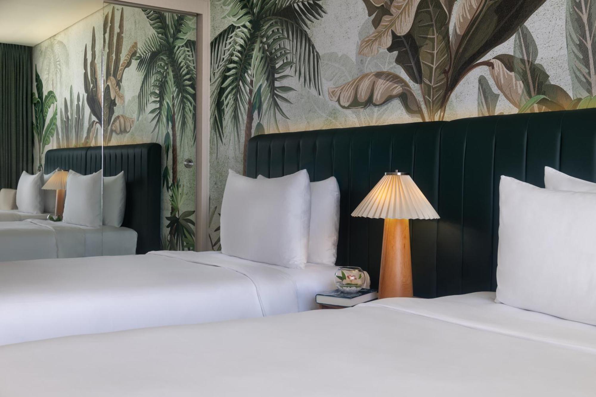 Deluxe Twin Room Plaza View Balcony Theme Park Access
