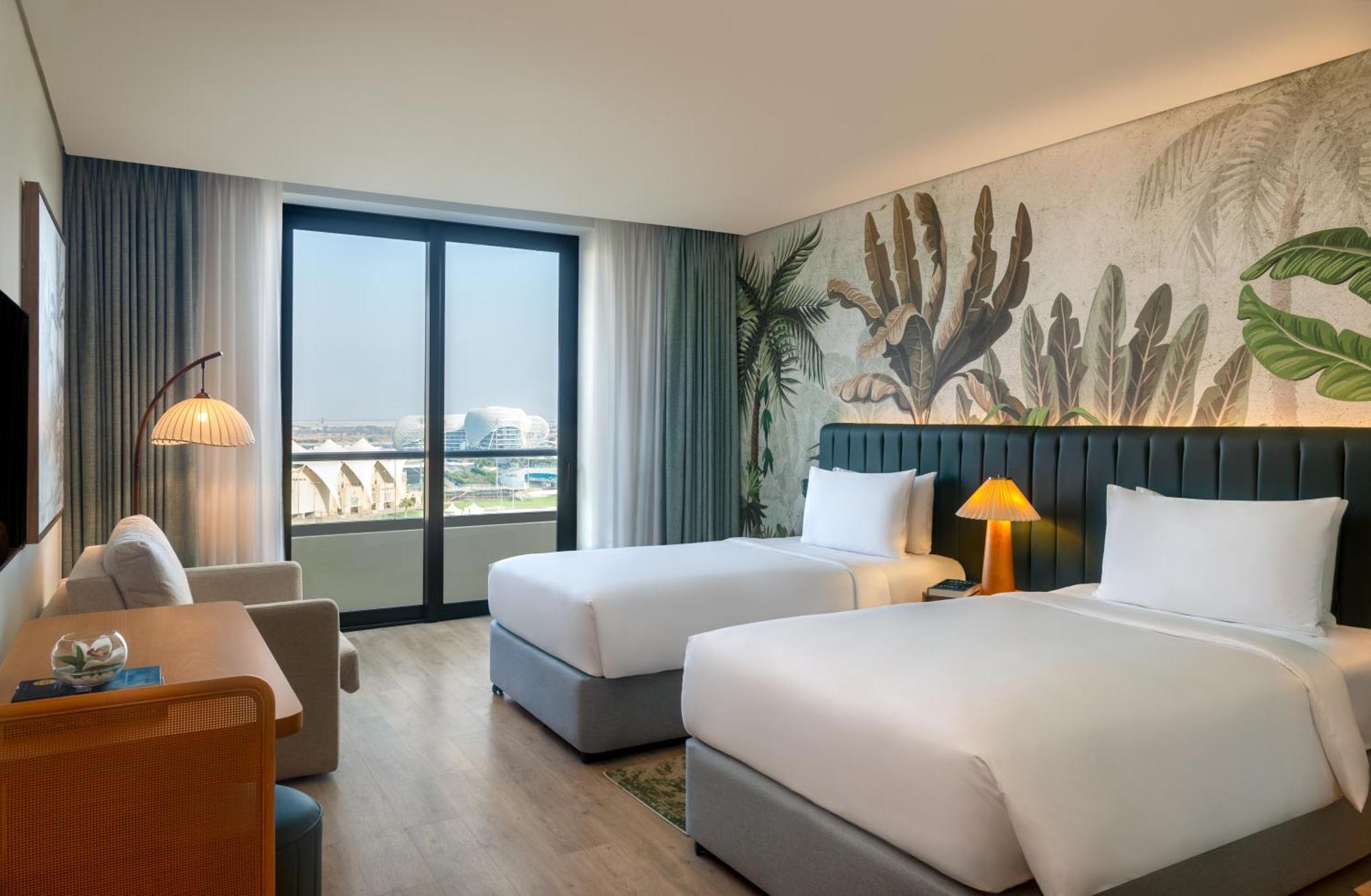 Deluxe Twin Room Plaza View Balcony Theme Park Access