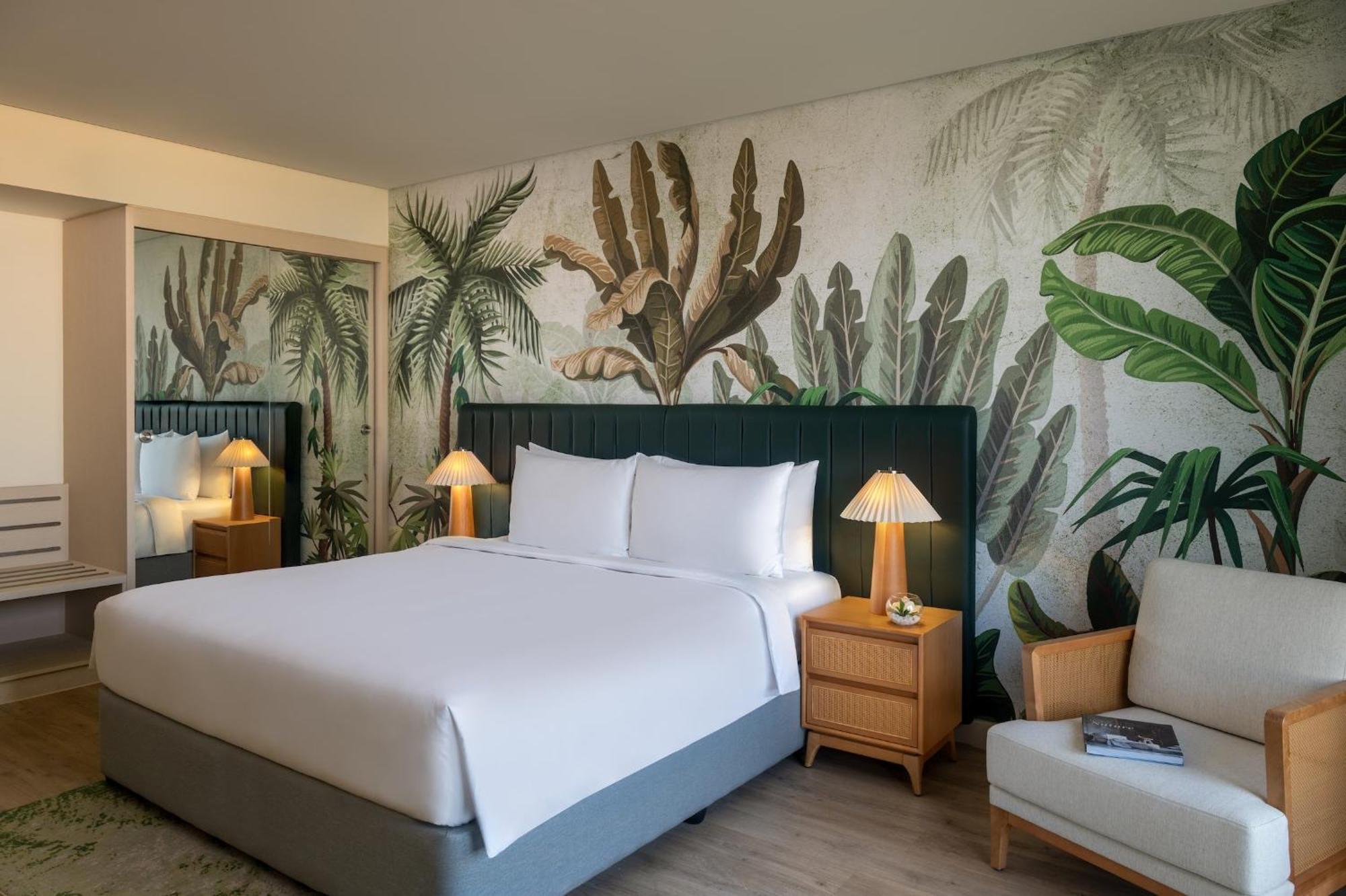 One-Bedroom Suite Plaza View Balcony Theme Park Access