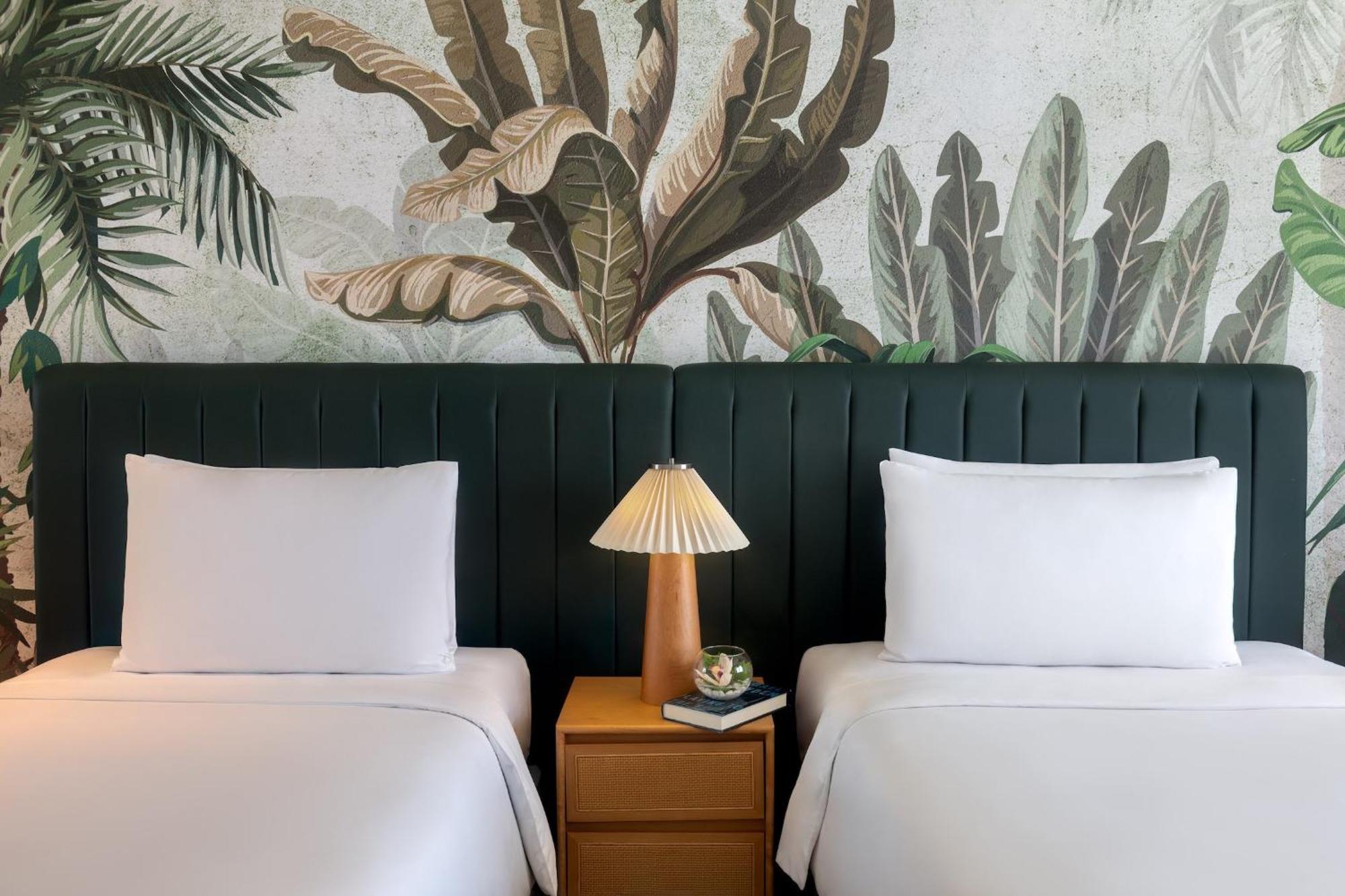Deluxe Twin Room Plaza View Balcony Theme Park Access